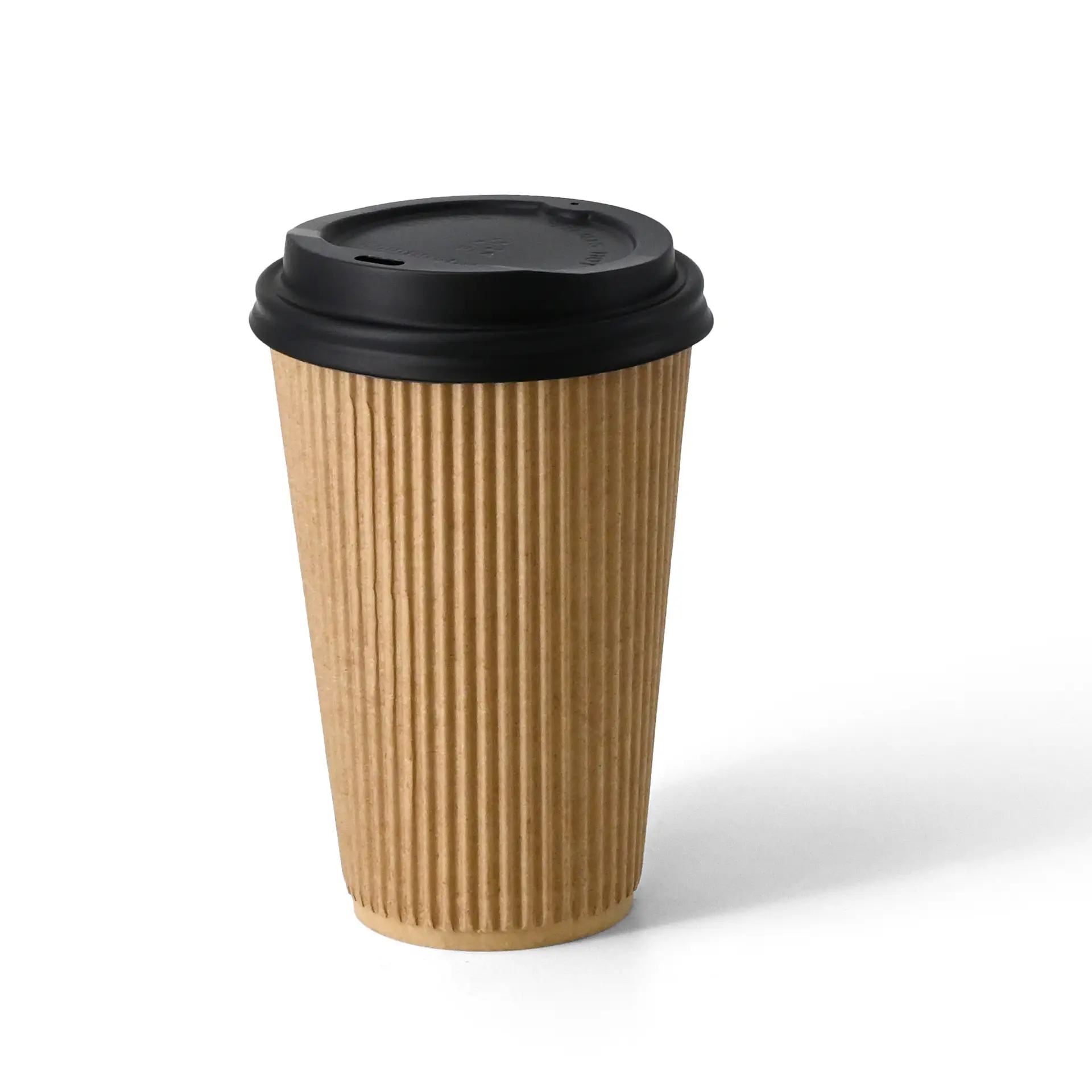 Gobelet isotherme marron avec couvercle noir, en carton triple épaisseur, adapté aux boissons chaudes.