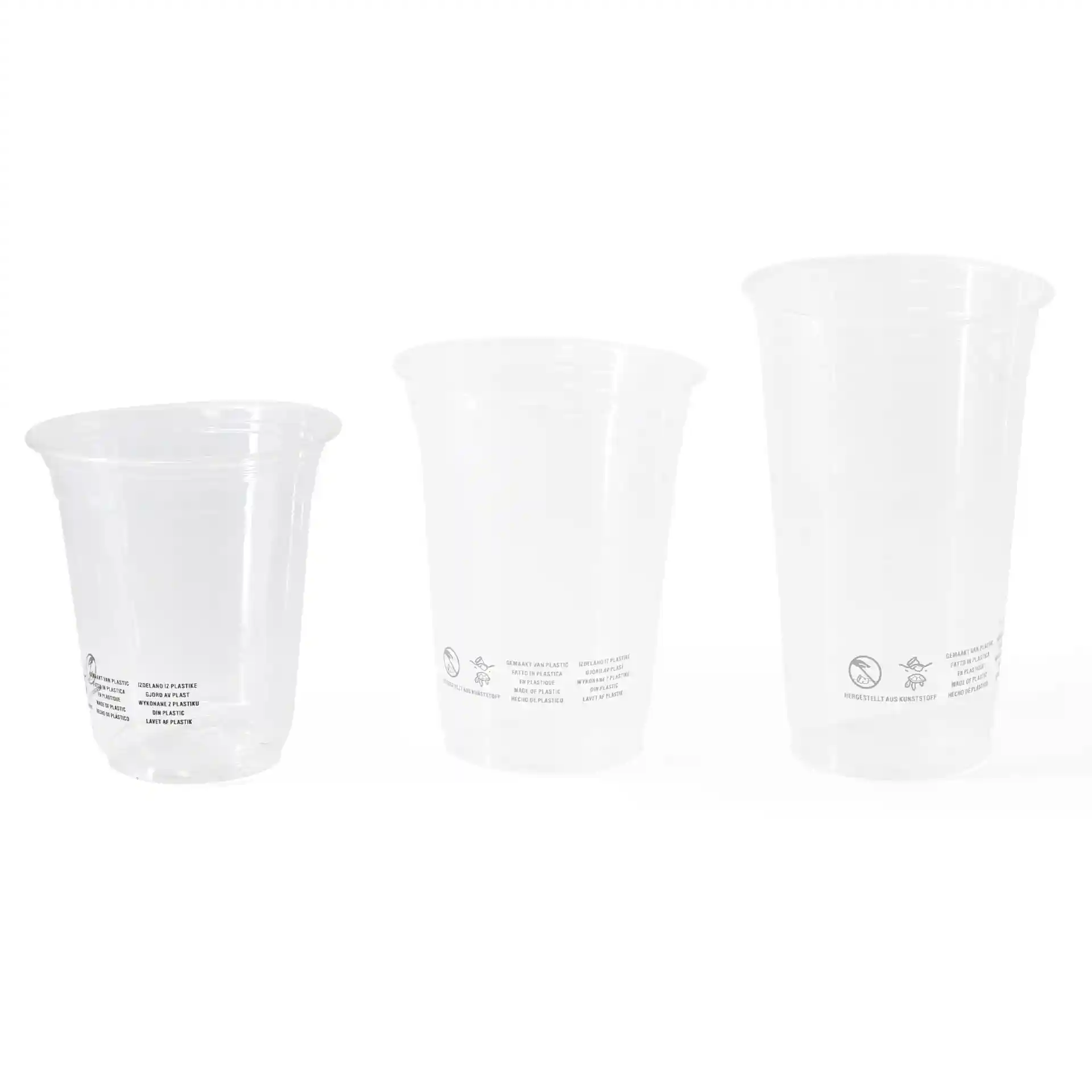 Drei klare PLA-Plastikbecher in verschiedenen Größen mit sichtbaren Markierungen am Boden.