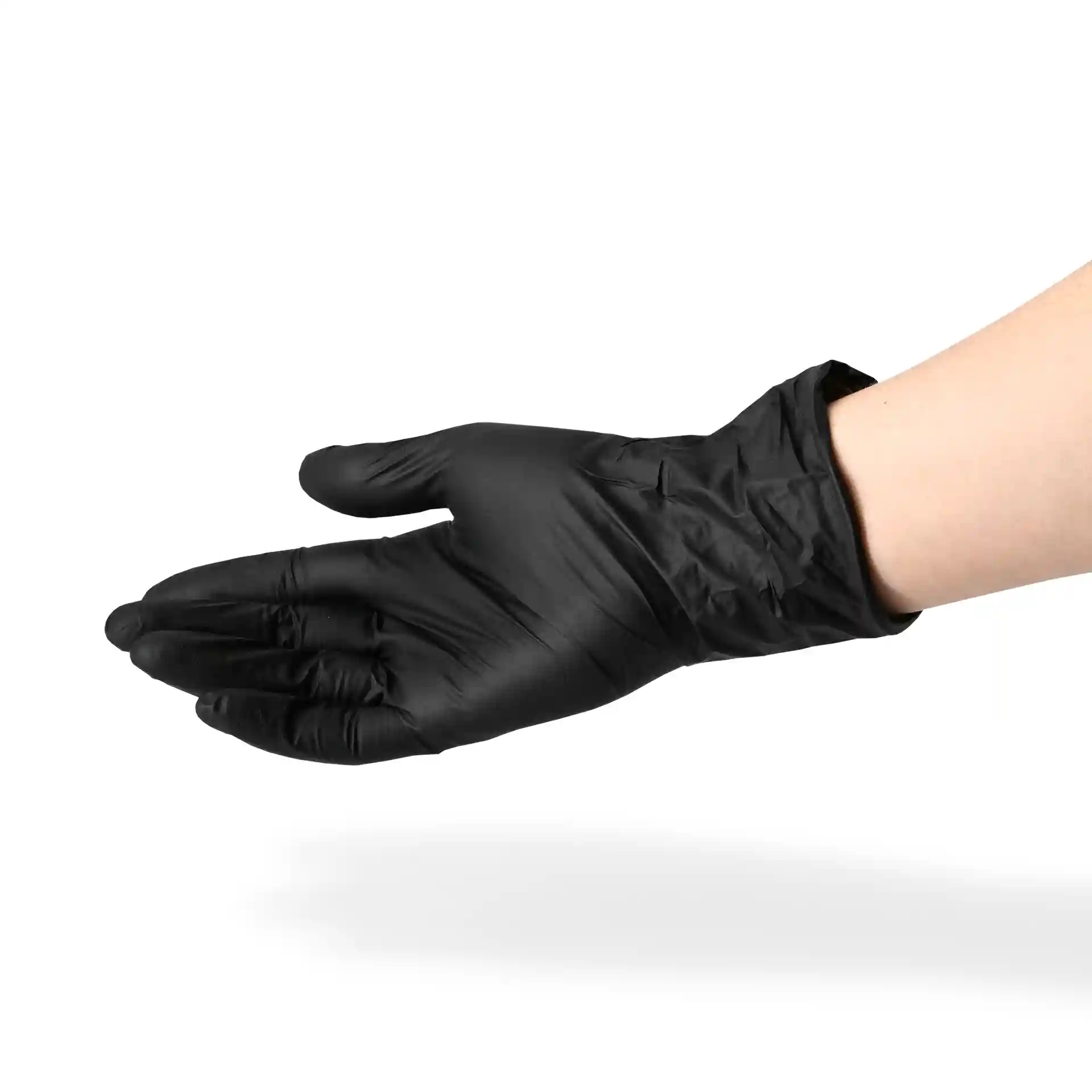 Gant en nitrile noir sur une main, taille moyenne, avec une surface lisse et sans poudre.