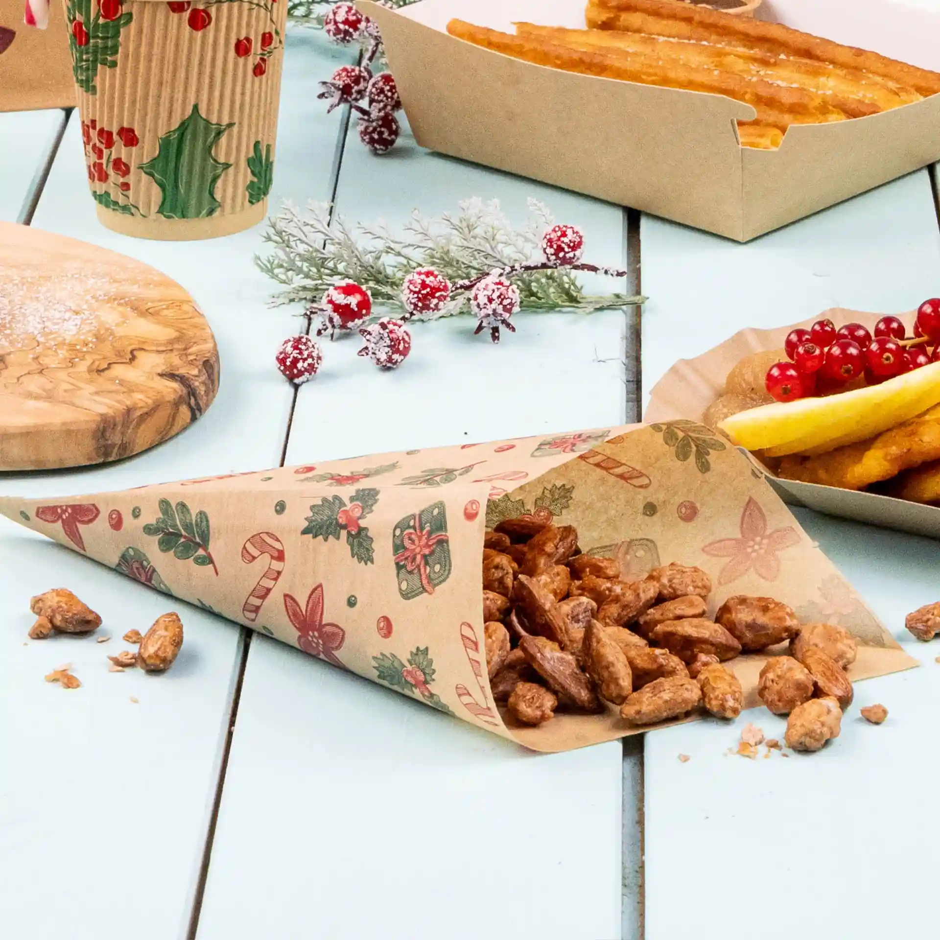 Braune fettdichte Tüte mit Winterdesign, gefüllt mit Nüssen, auf einer hellblauen Oberfläche mit Lebensmitteln und Dekorationen.