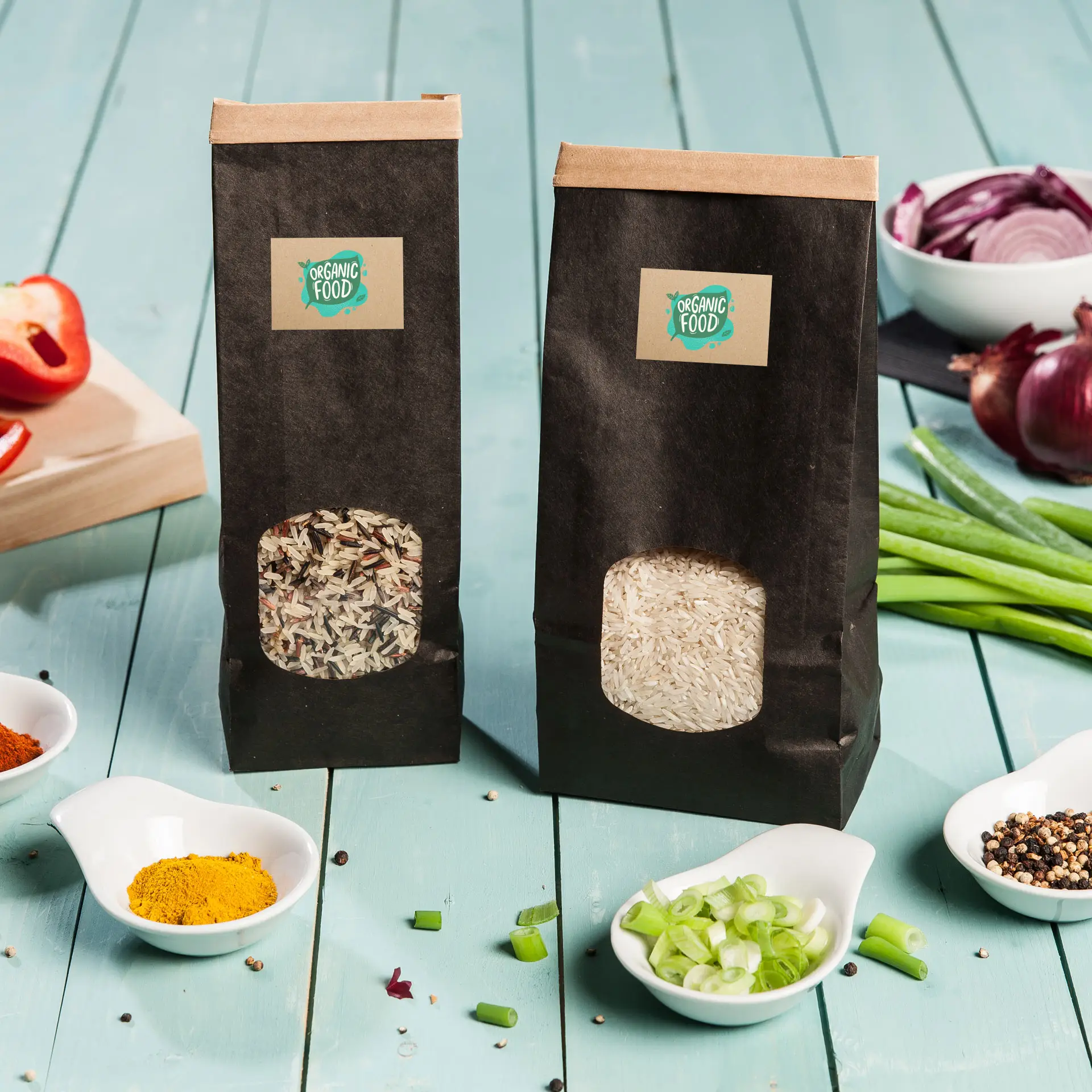 Zwei Säcke Reis auf einem Holztisch, einer mit Mischreis und der andere mit weißem Reis, umgeben von Schalen mit Gewürzen und Gemüse.