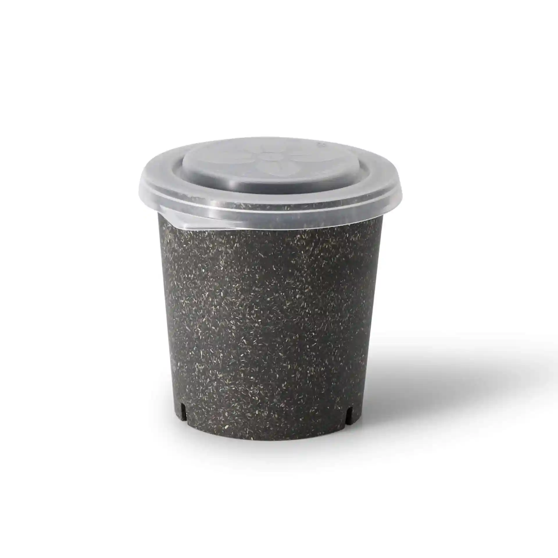 Bicchiere nero rotondo con coperchio trasparente, superficie liscia e piccoli fori sul fondo.