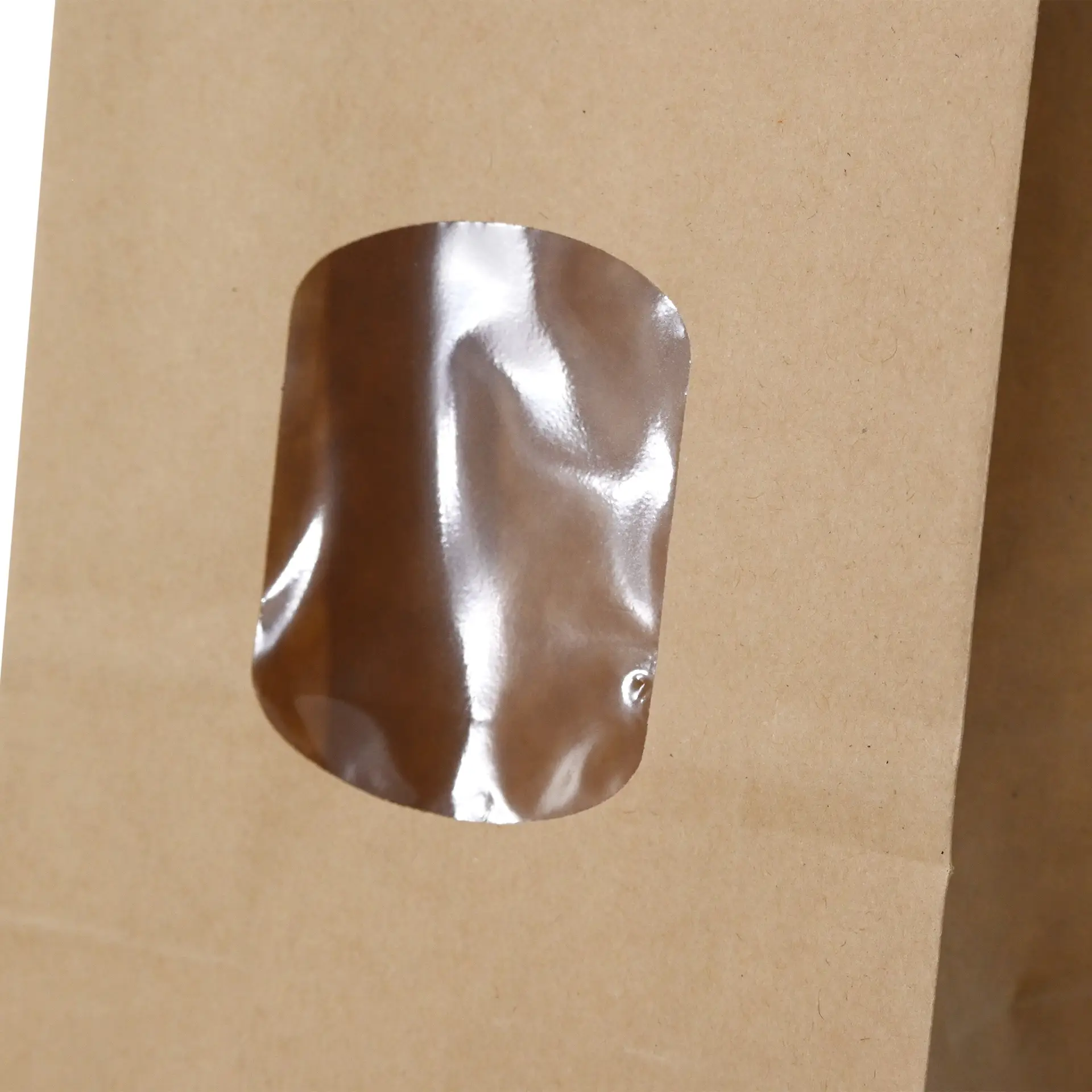 Braune Kraftpapiertüte mit transparentem PP-Fenster, mit Zinnverschluss, 8,5 x 5 x 24 cm groß.