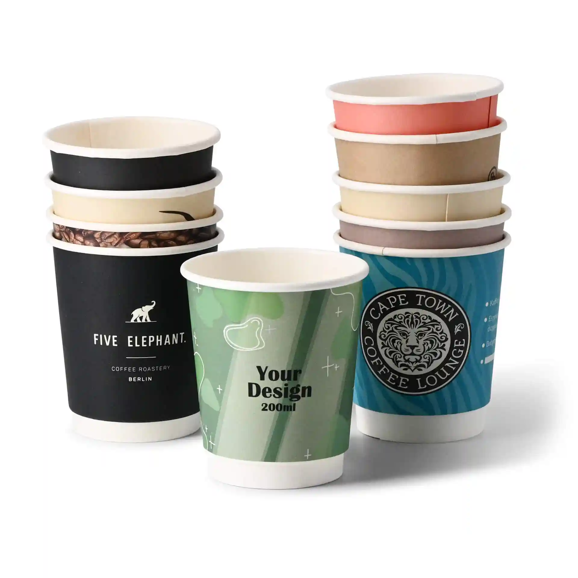 Pila di vari bicchieri di carta personalizzati, incluso un bicchiere verde con "Il tuo design" e un bicchiere nero con "Five Elephant."