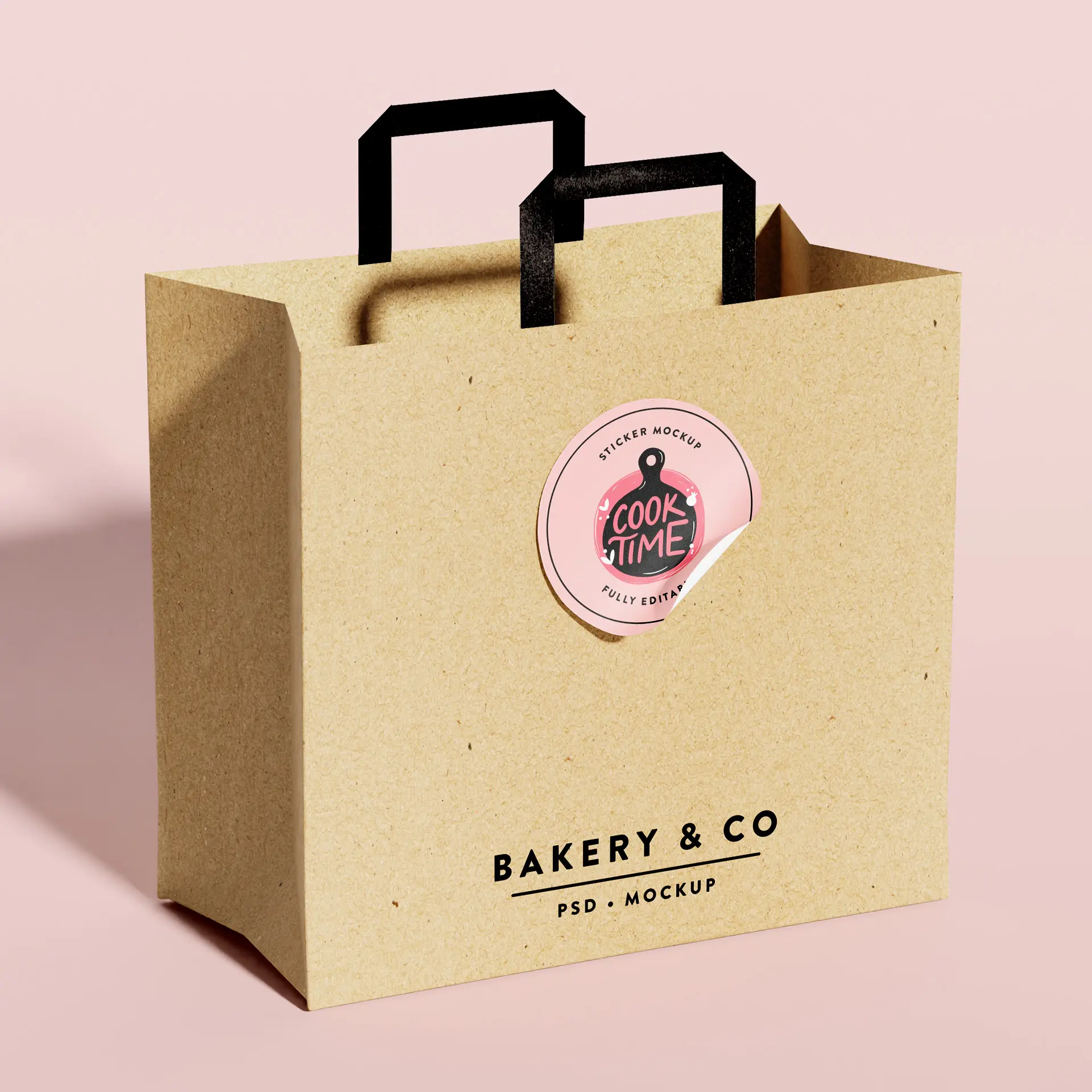 Busta in carta kraft marrone con manici neri e un'etichetta circolare con un design. Nome del marchio visibile in basso.