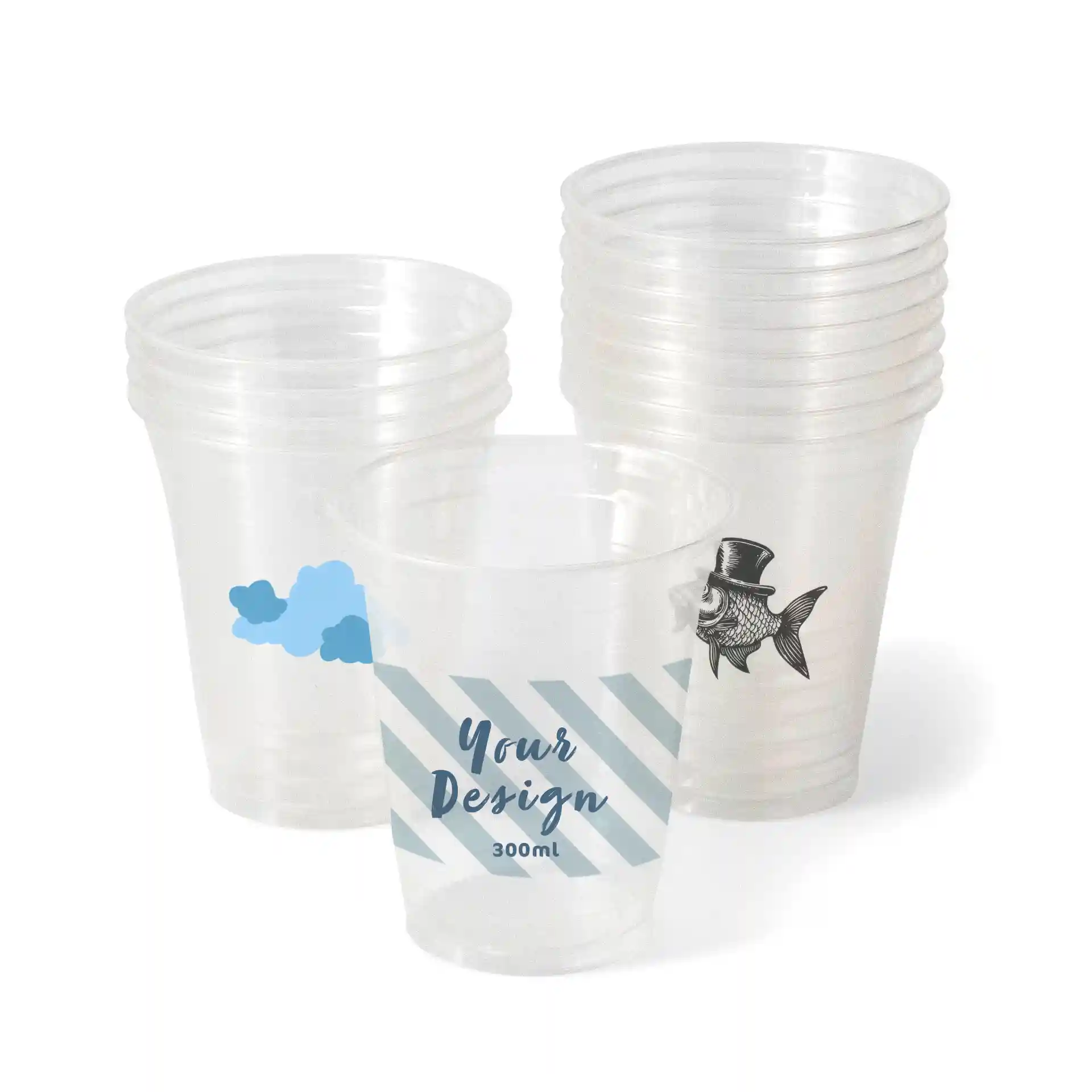 Bicchieri di plastica trasparente con vari design, tra cui nuvole e pesci, impilati, capacità di 300 ml.