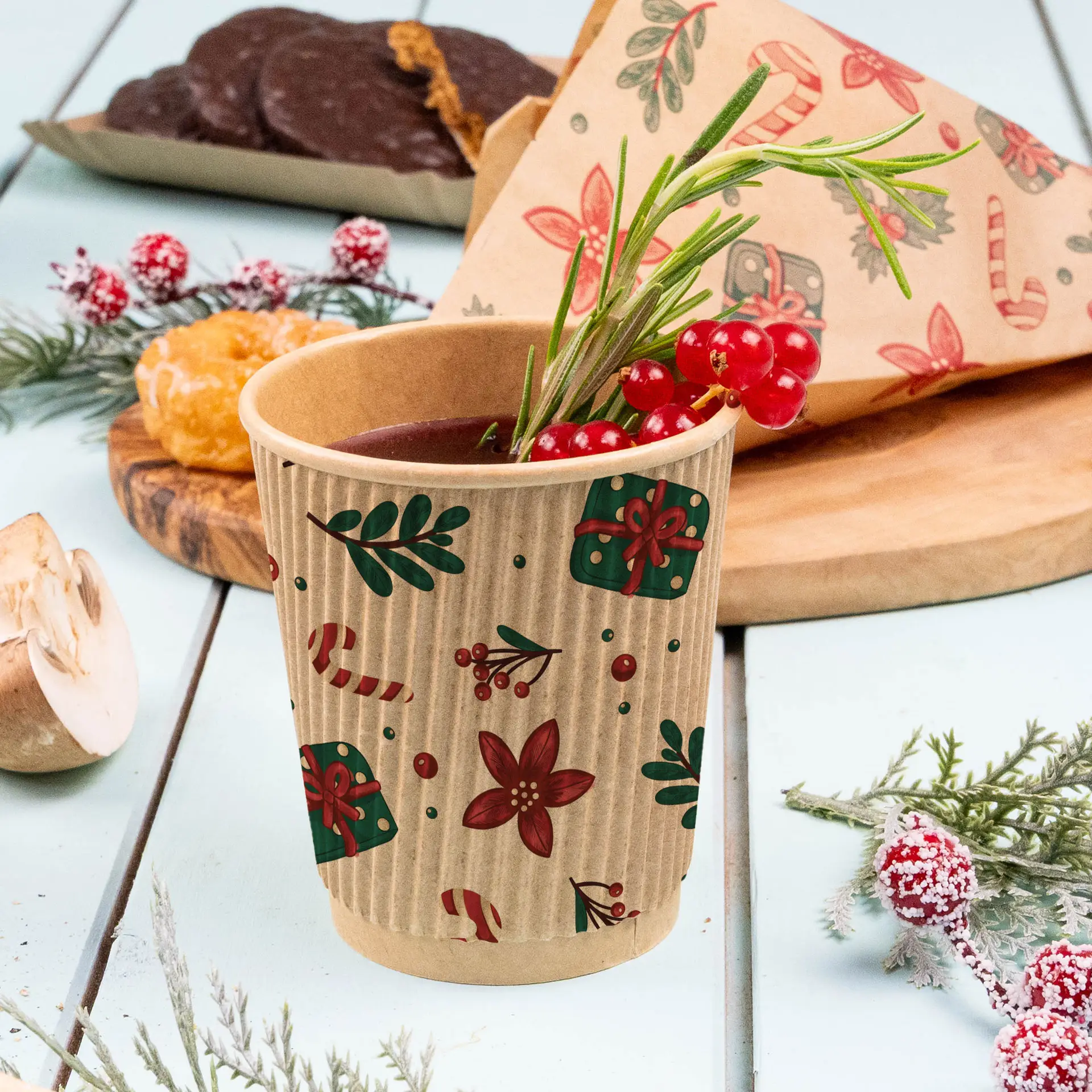 Tazza marrone a righe con design invernale, riempita con una bevanda e guarnita con bacche rosse e rosmarino.