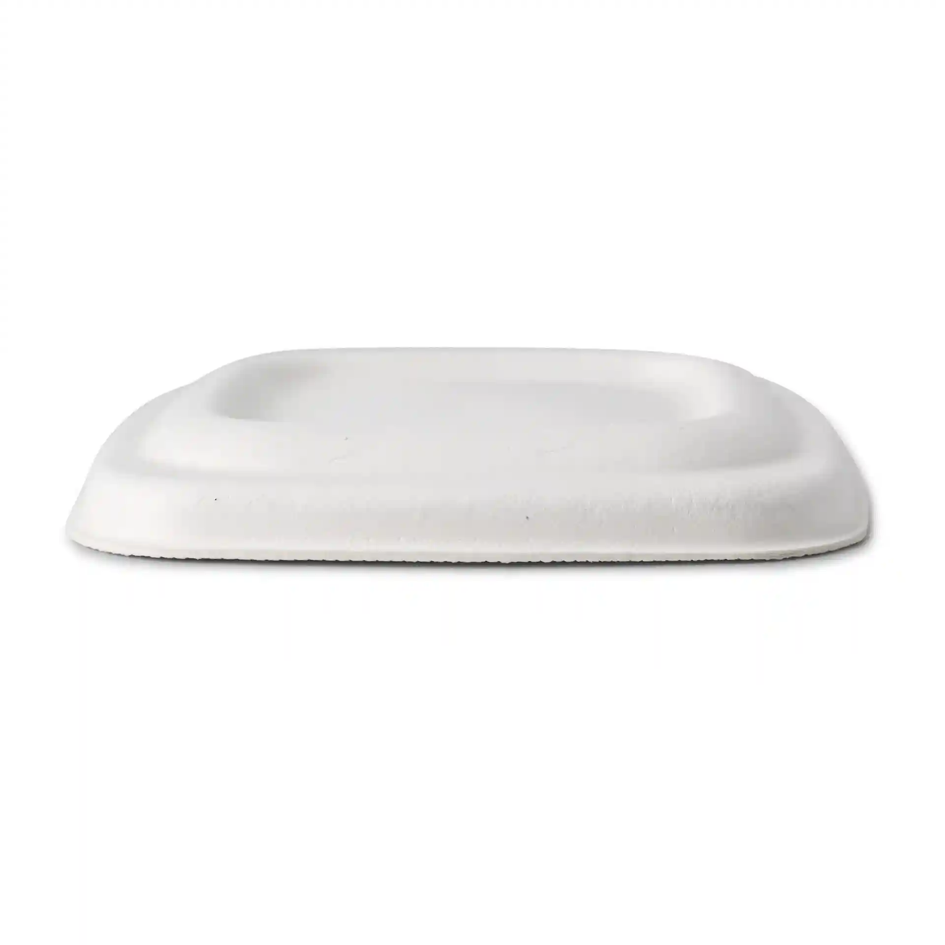 Coperchio quadrato bianco in canna da zucchero che misura 85 mm per 85 mm e un'altezza di 6 mm.