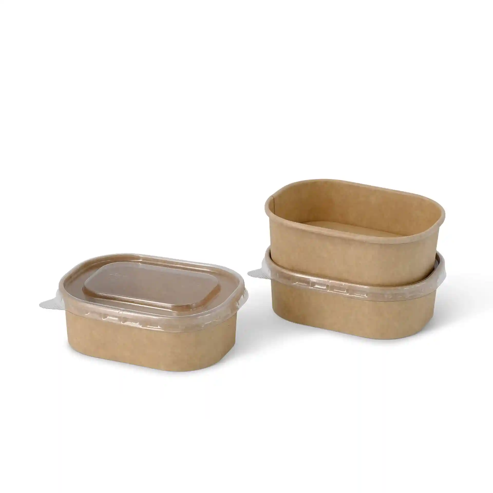 Contenitori alimentari rettangolari in kraft marrone, uno con coperchio trasparente, impilati con un altro contenitore accanto.