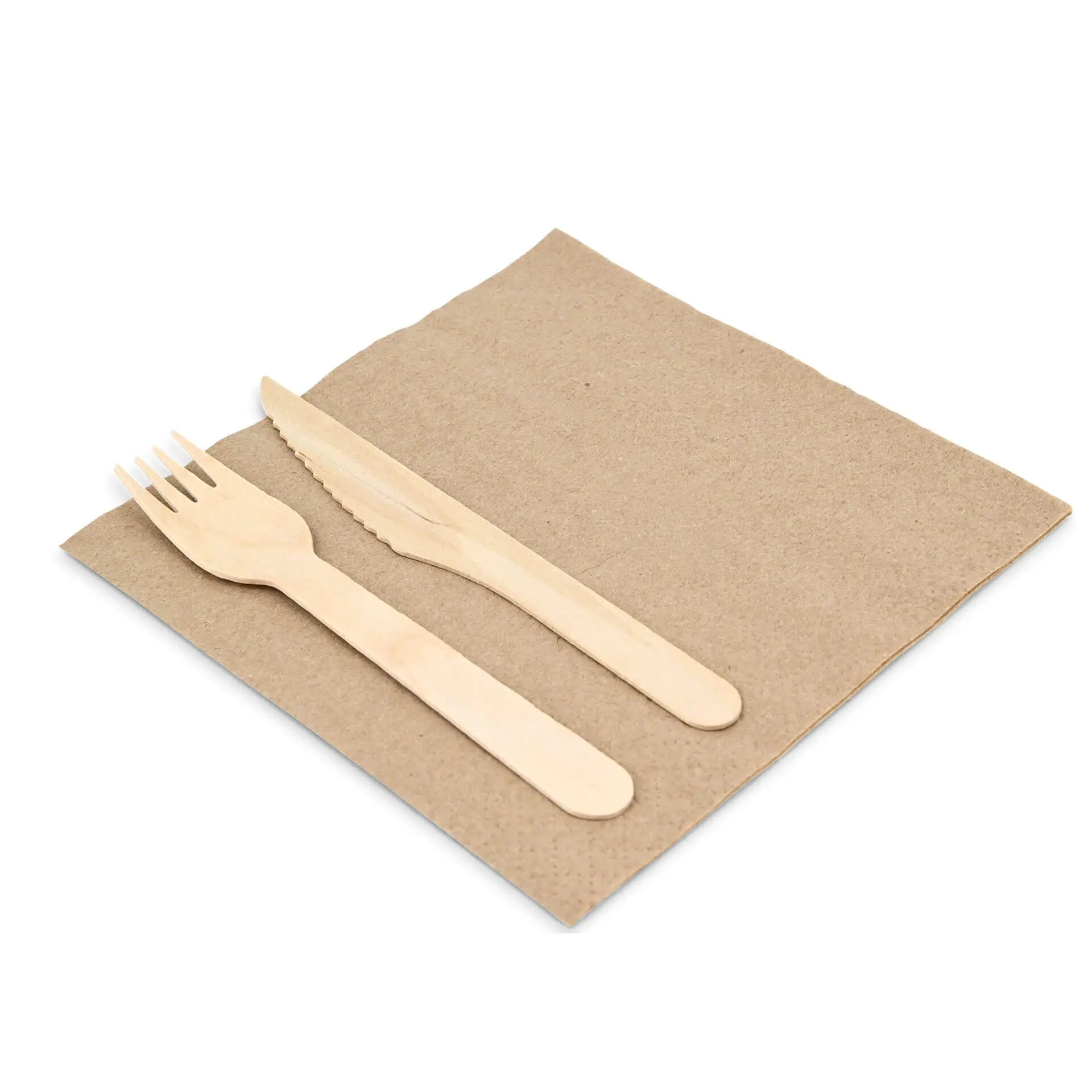 Set di posate in legno composto da una forchetta e un coltello su un tovagliolo di carta quadrato non sbiancato.