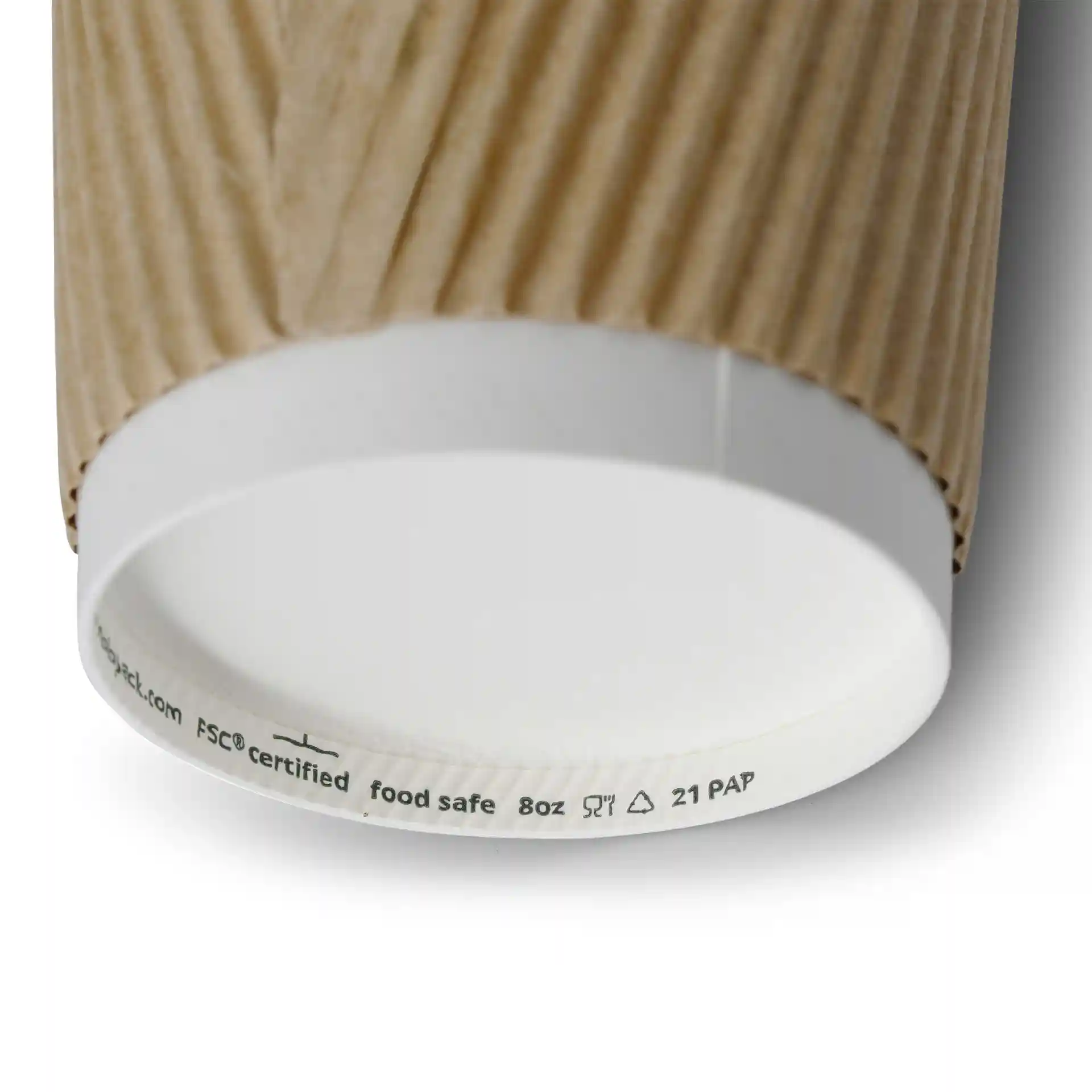 Tazza da caffè marrone a ondulazioni con interno bianco, mostra il fondo con bordo liscio e segni.