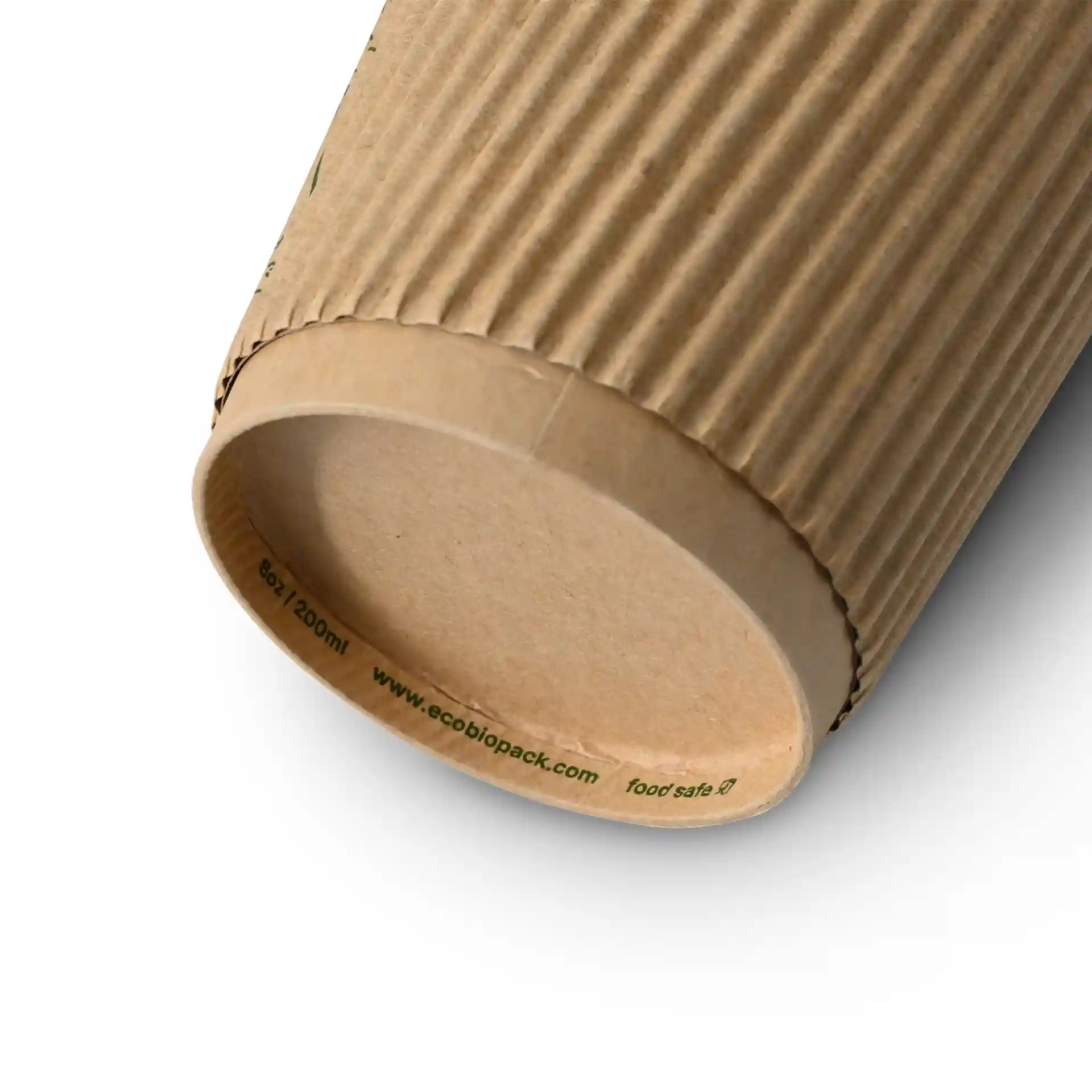 Gobelet en kraft cannelé de 80 mm de diamètre avec un fond visible, montrant un intérieur uni.