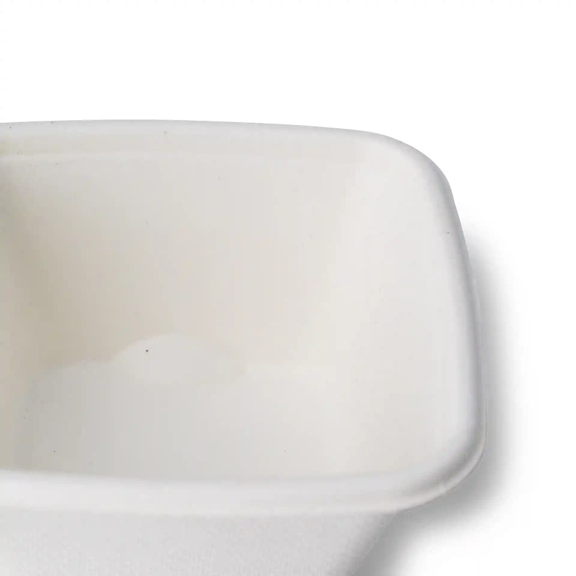 Bicchiere quadrato in bagassa bianco da 100 ml, mostra l'interno e il bordo superiore.