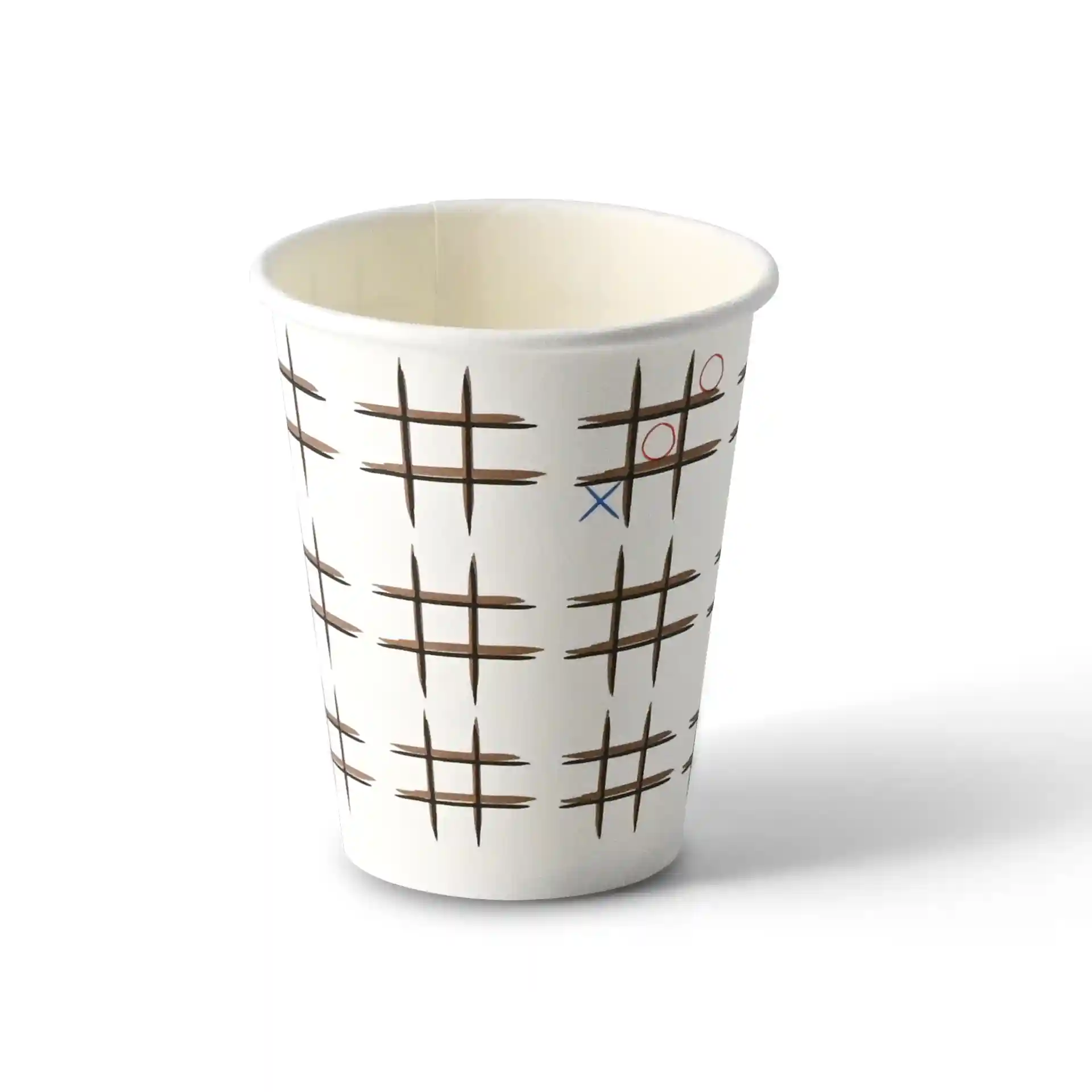 Bicchiere di carta bianco con design del tris stampato, forma rotonda e materiale in cartone rivestito.