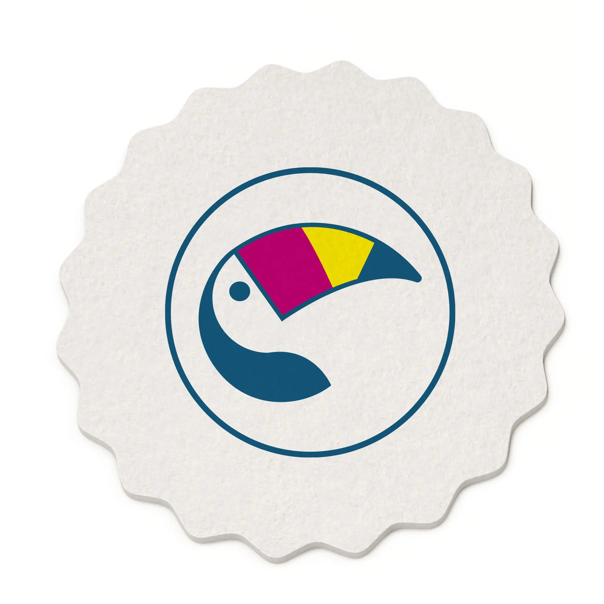 Sous-verre de bière imprimé en forme de capsule de bouteille avec un design coloré de toucan sur fond blanc.