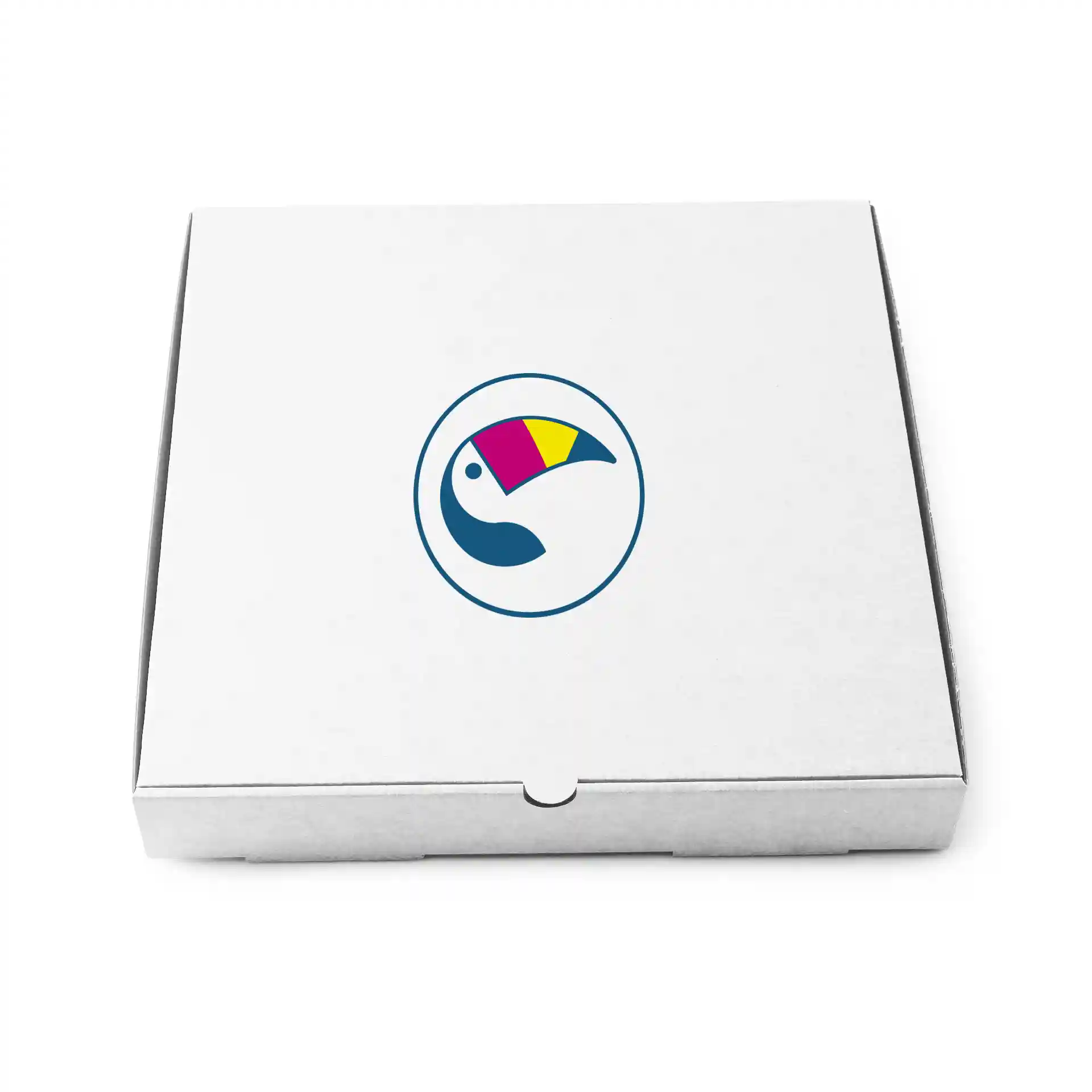 Boîte à pizza blanche avec un logo circulaire présentant un design coloré de toucan sur le dessus.
