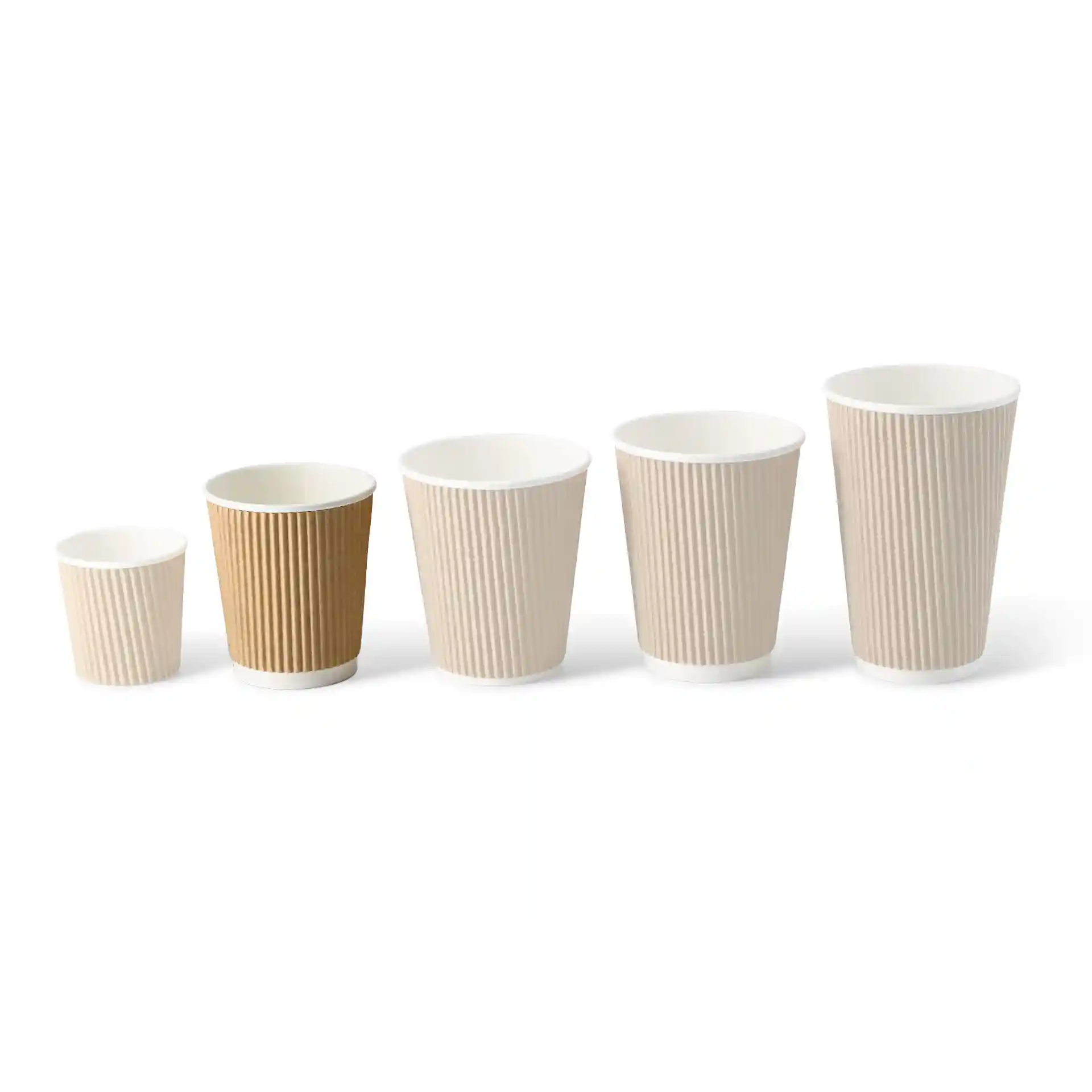 Set di cinque bicchieri ondulati di varie dimensioni, con un bicchiere marrone e quattro bianchi con texture a righe.
