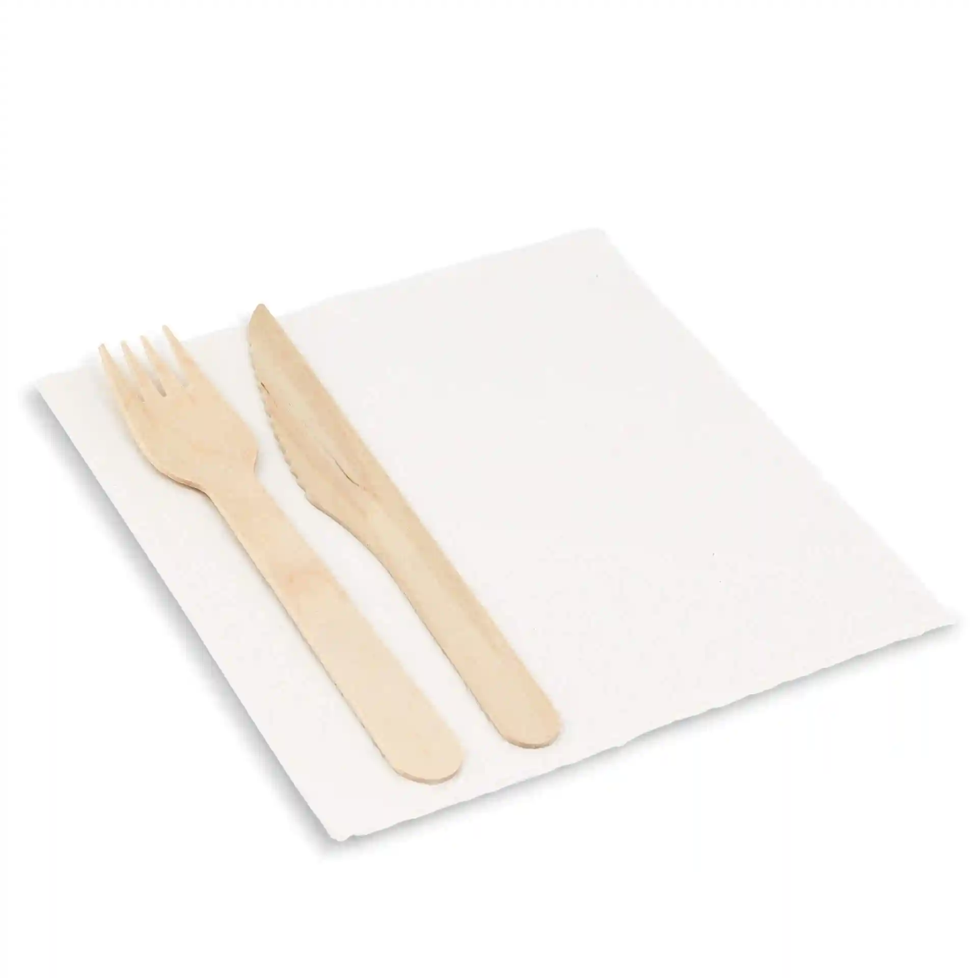 Set di posate in legno composto da una forchetta e un coltello su un tovagliolo bianco a 2 strati.