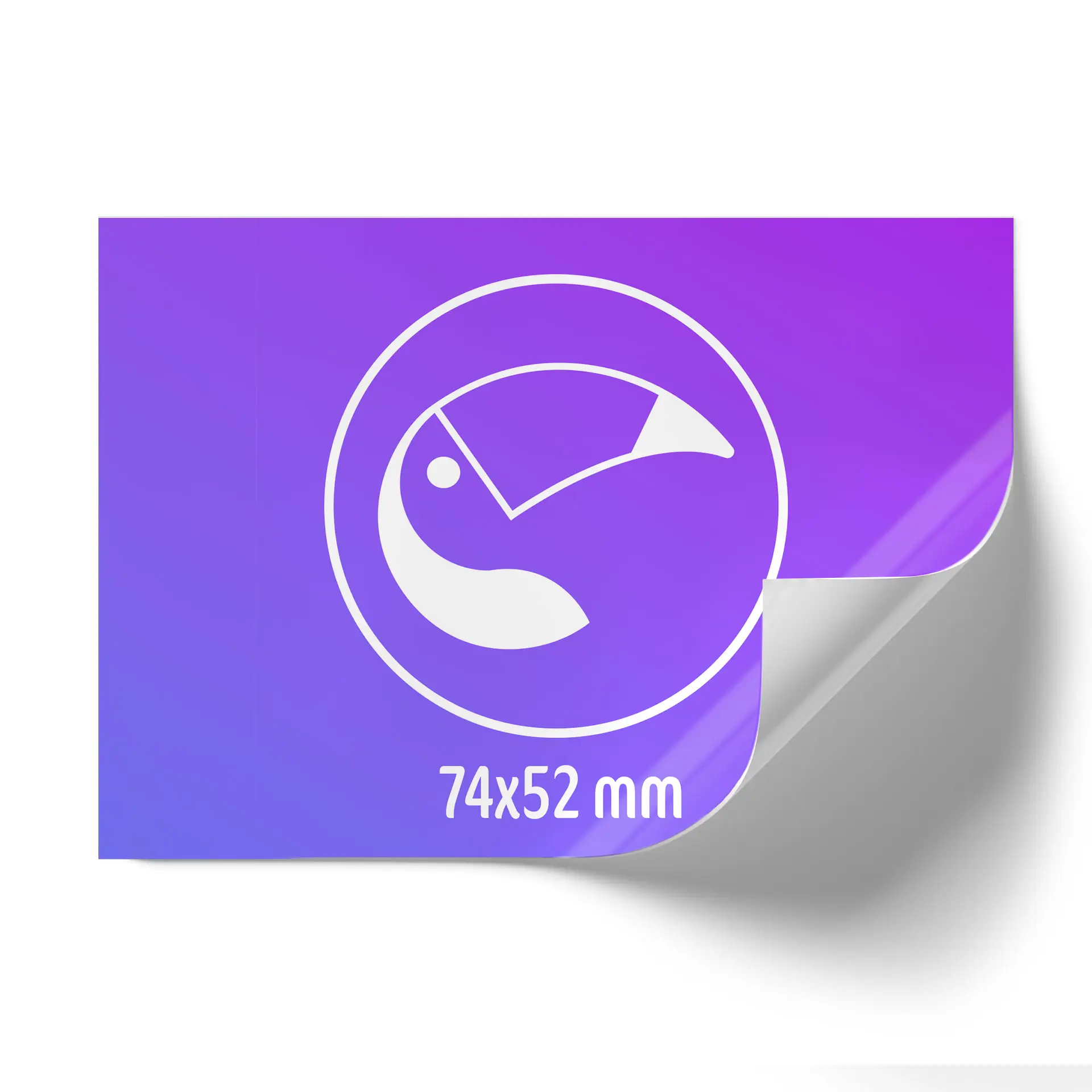 Grafikaufkleber mit einem weißen Design auf einem lila Farbverlauf-Hintergrund, Größe 74x52 mm, mit abgerundeten Ecken.