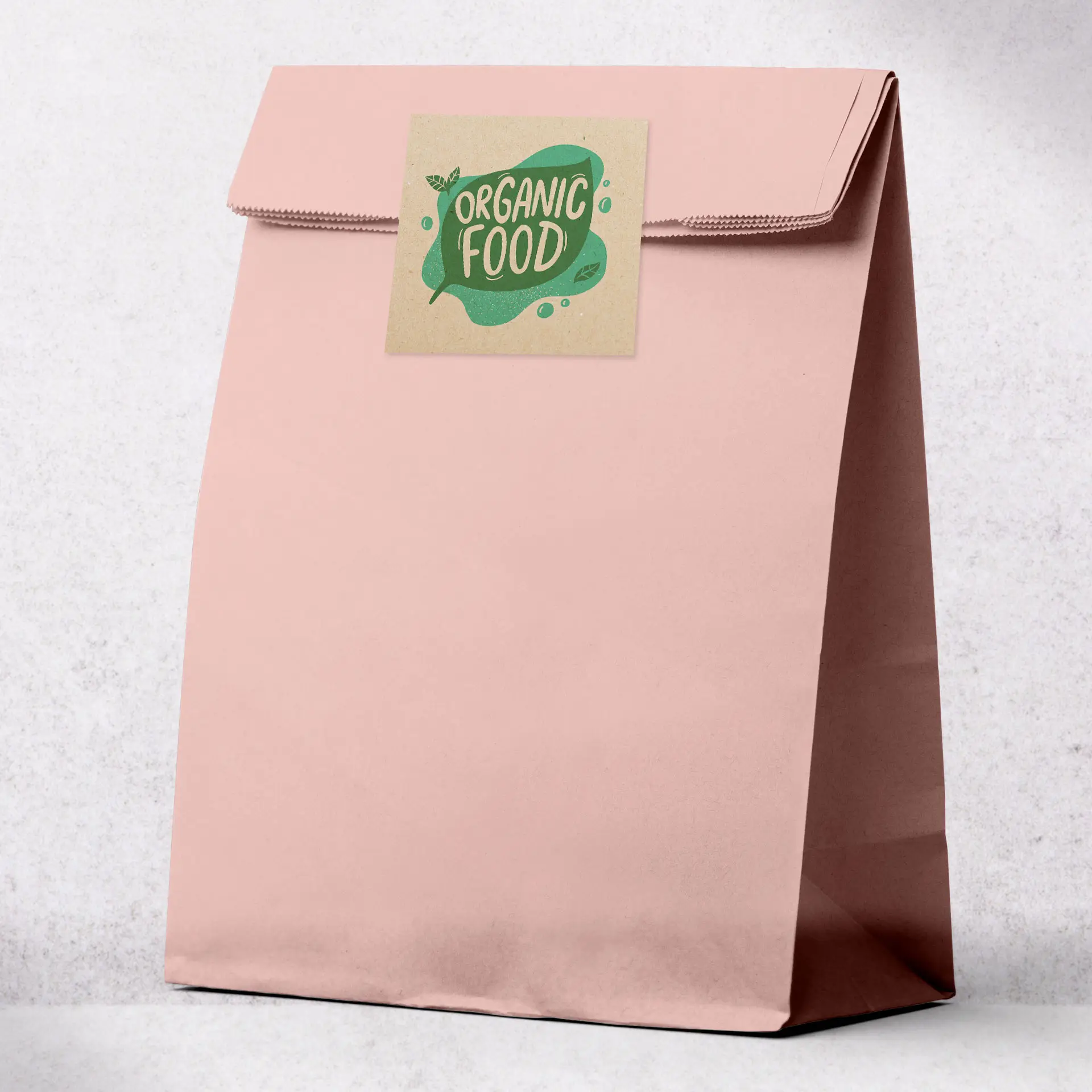 Sac en papier kraft rose avec une étiquette carrée portant le texte "Aliments biologiques" et des éléments décoratifs.