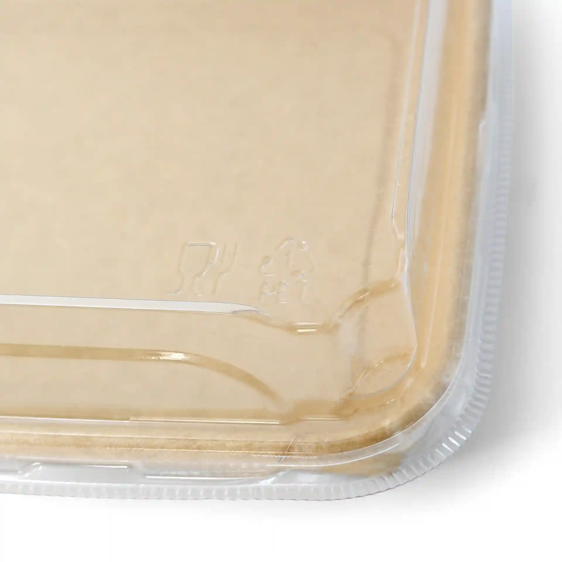 Transparenter PET-Deckel für Sushi-Boxen, zeigt eine Ecke mit leichter Krümmung und sichtbaren Markierungen.