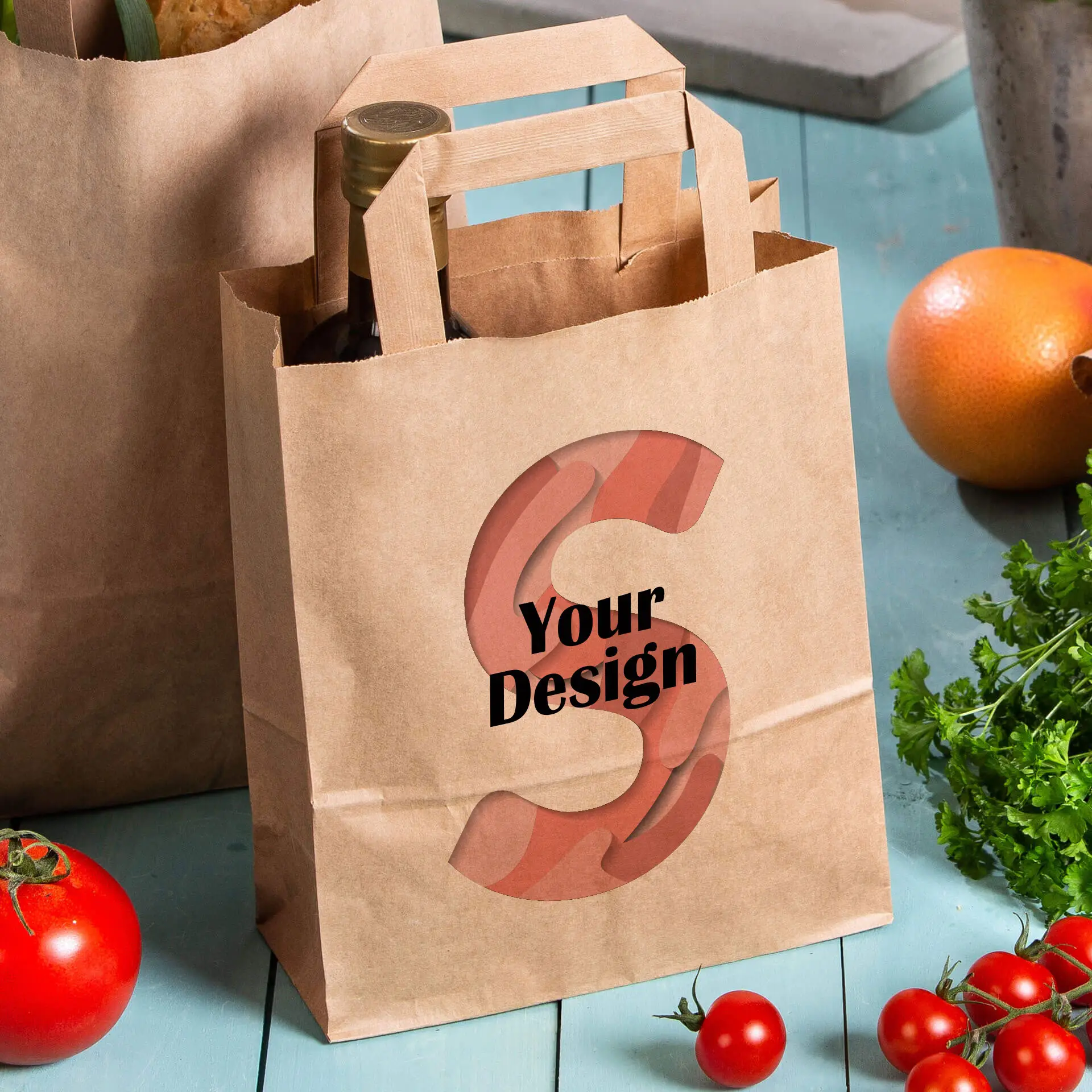 Sac en papier marron avec design personnalisable affichant la lettre "S" et le texte "Votre Design", accompagné de produits frais.