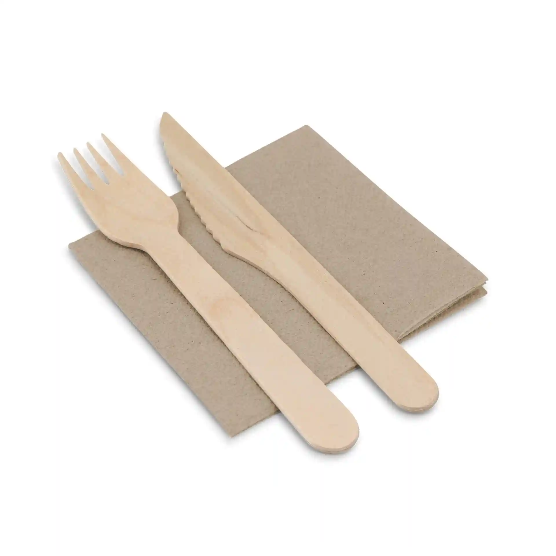 Ensemble de fourchette et couteau en bois sur des serviettes en papier non blanchies, de forme carrée et à deux couches.