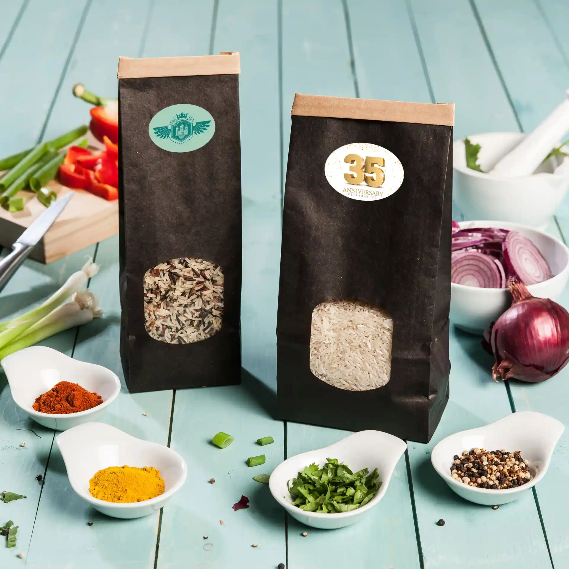 Deux sacs en papier noirs contenant du riz, l'un avec une fenêtre transparente montrant du riz mélangé et l'autre avec du riz blanc, entourés d'épices et de légumes.
