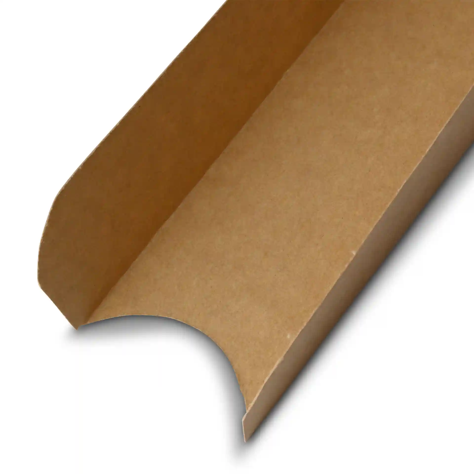 Vassoio per hot dog in cartone rettangolare marrone, pieghevole, misura 18 x 5 cm con parte superiore aperta e bordi curvi.