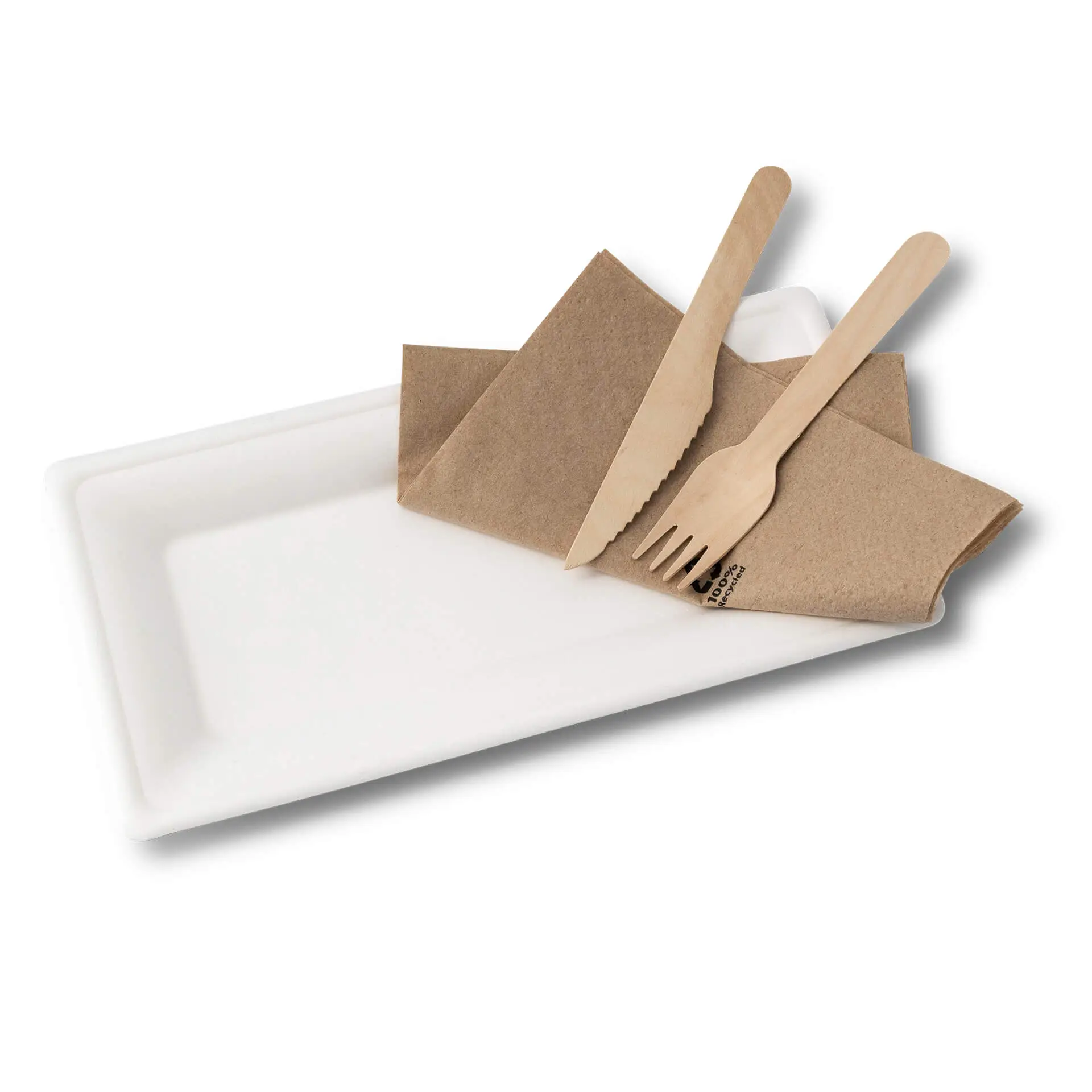 Piatto rettangolare in canna da zucchero con due tovaglioli marroni e forchetta e coltello in legno biodegradabile.