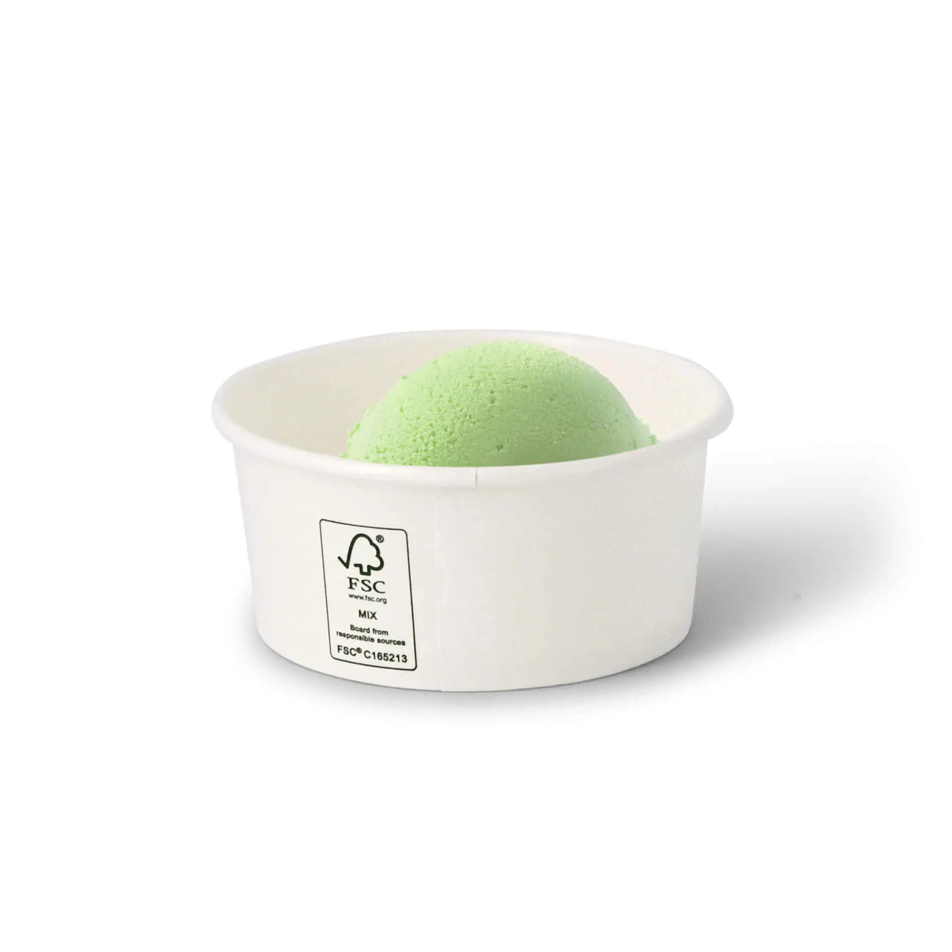 Una coppa gelato in carta bianca con una pallina di gelato verde all'interno; etichettata con i marchi FSC e Climate Safe 360.