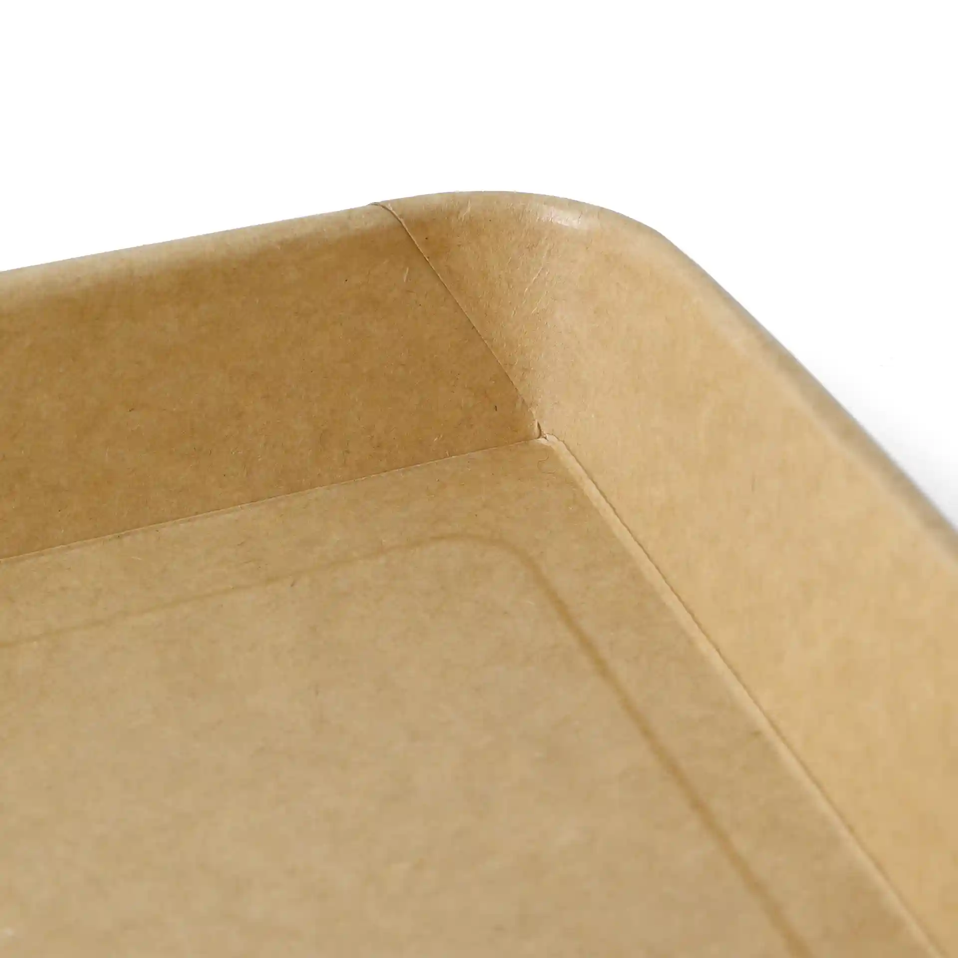 Nahaufnahme einer braunen, PE-beschichteten Sushi-Box mit sichtbaren Ecken- und Kantendetails.