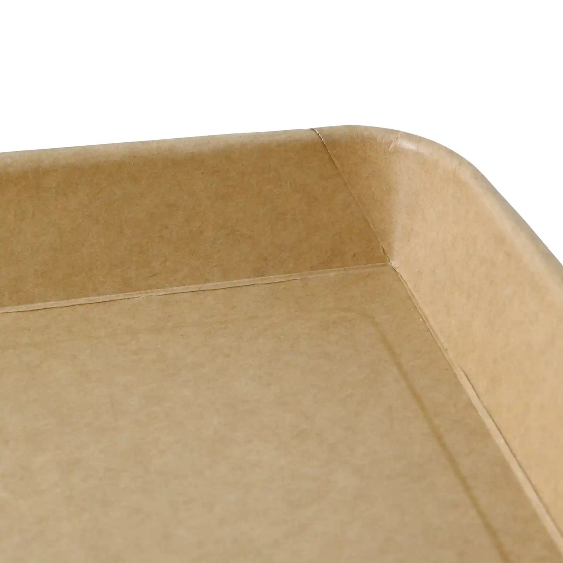 Nahaufnahme einer braunen, PE-beschichteten Sushi-Box mit sichtbaren Ecken und Kanten.