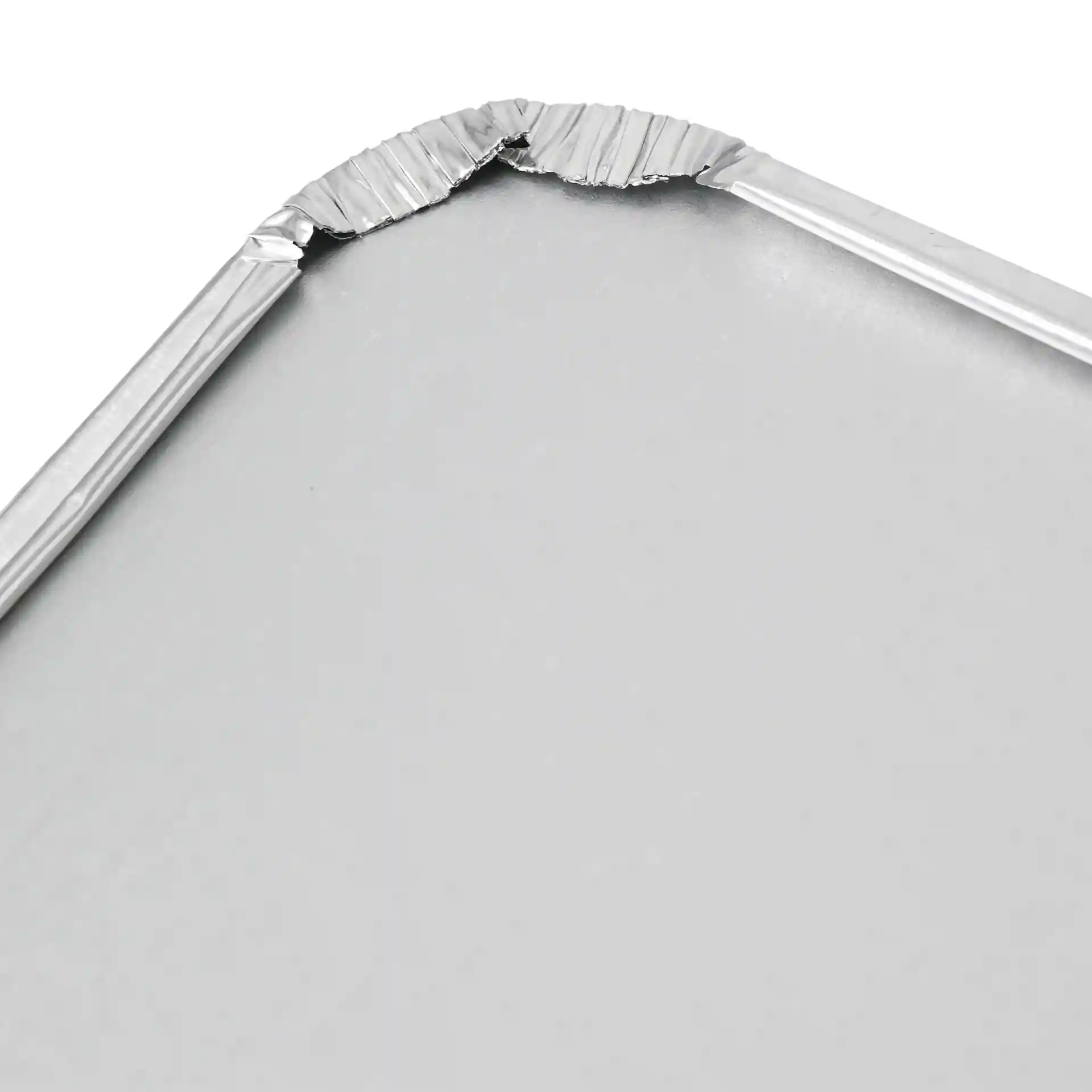 Nahaufnahme eines rechteckigen Aluminiumkartondeckels mit umgeschlagenem Rand, entworfen für einen 900 ml Behälter.
