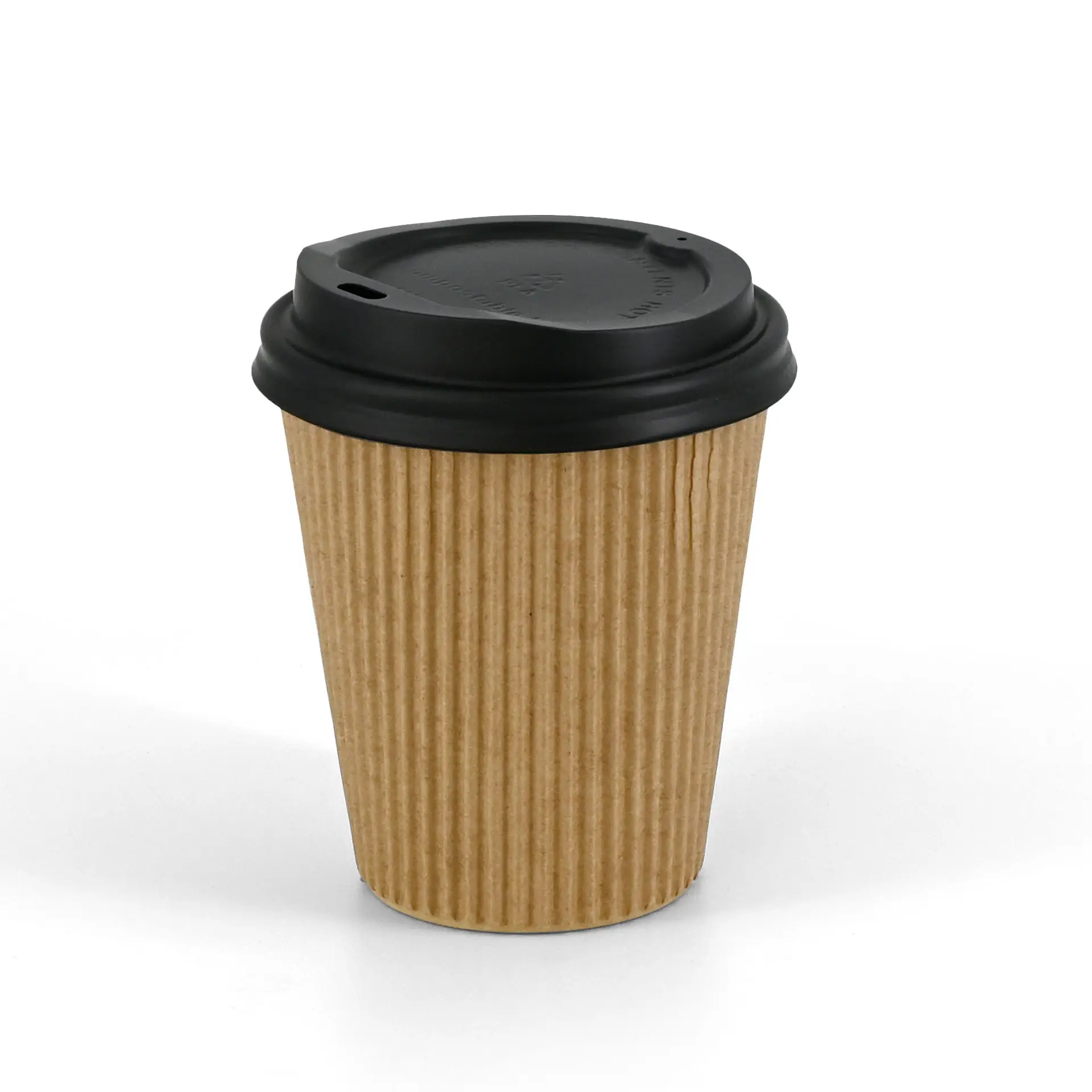 Gobelet en papier brun isolé avec un couvercle noir, conçu pour les boissons chaudes, avec un revêtement intérieur en PLA.