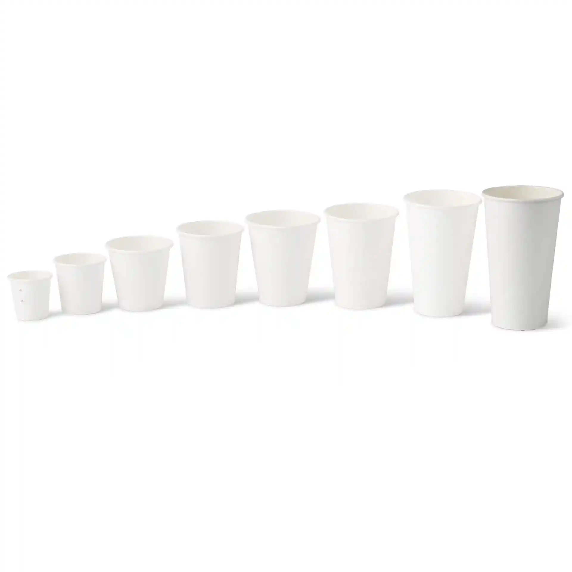 Weiße Becher in verschiedenen Größen in einer Reihe angeordnet, der größte Becher rechts misst 500 ml.