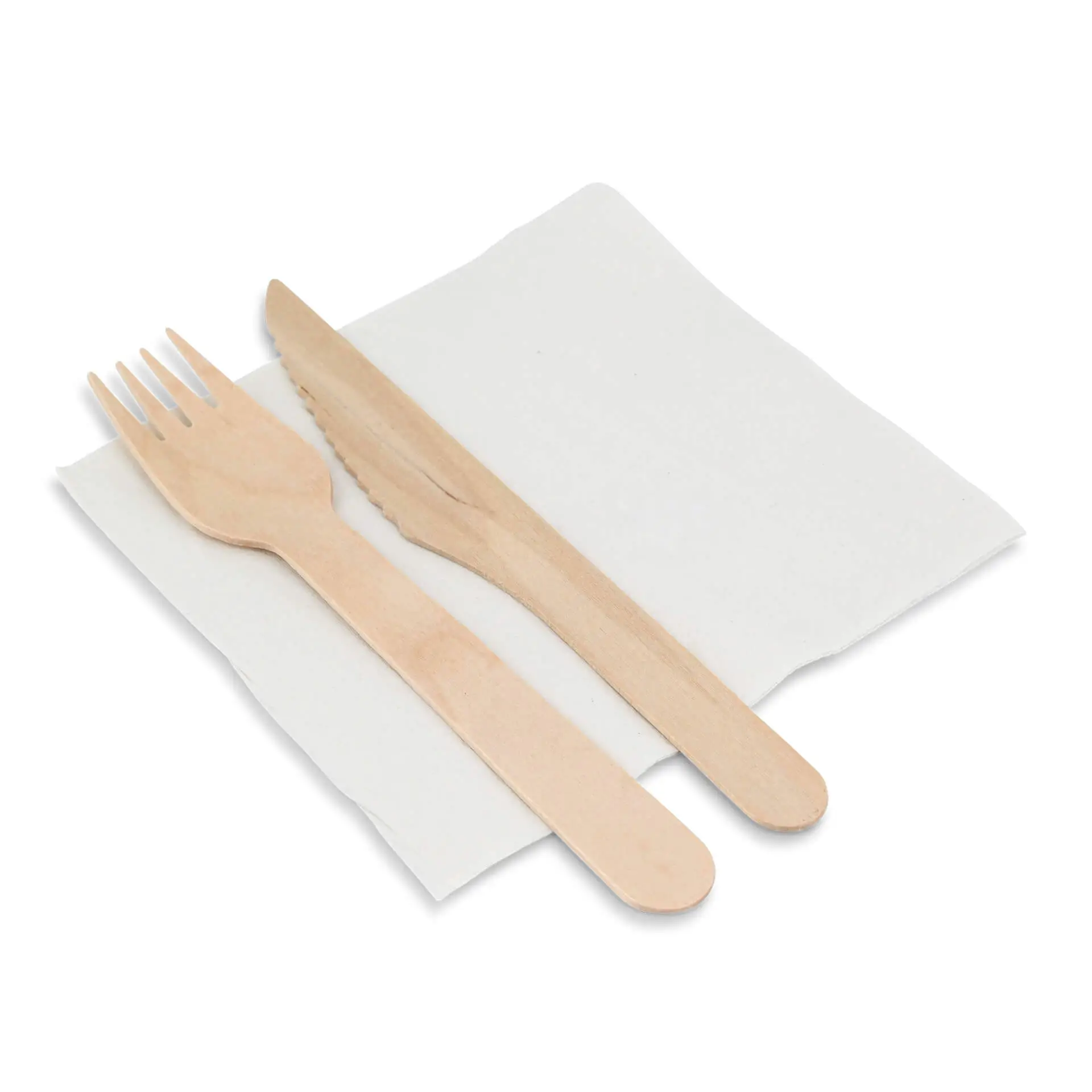 Forchetta e coltello in legno su un tovagliolo bianco a 2 strati, con un simbolo di riciclo stampato sopra.