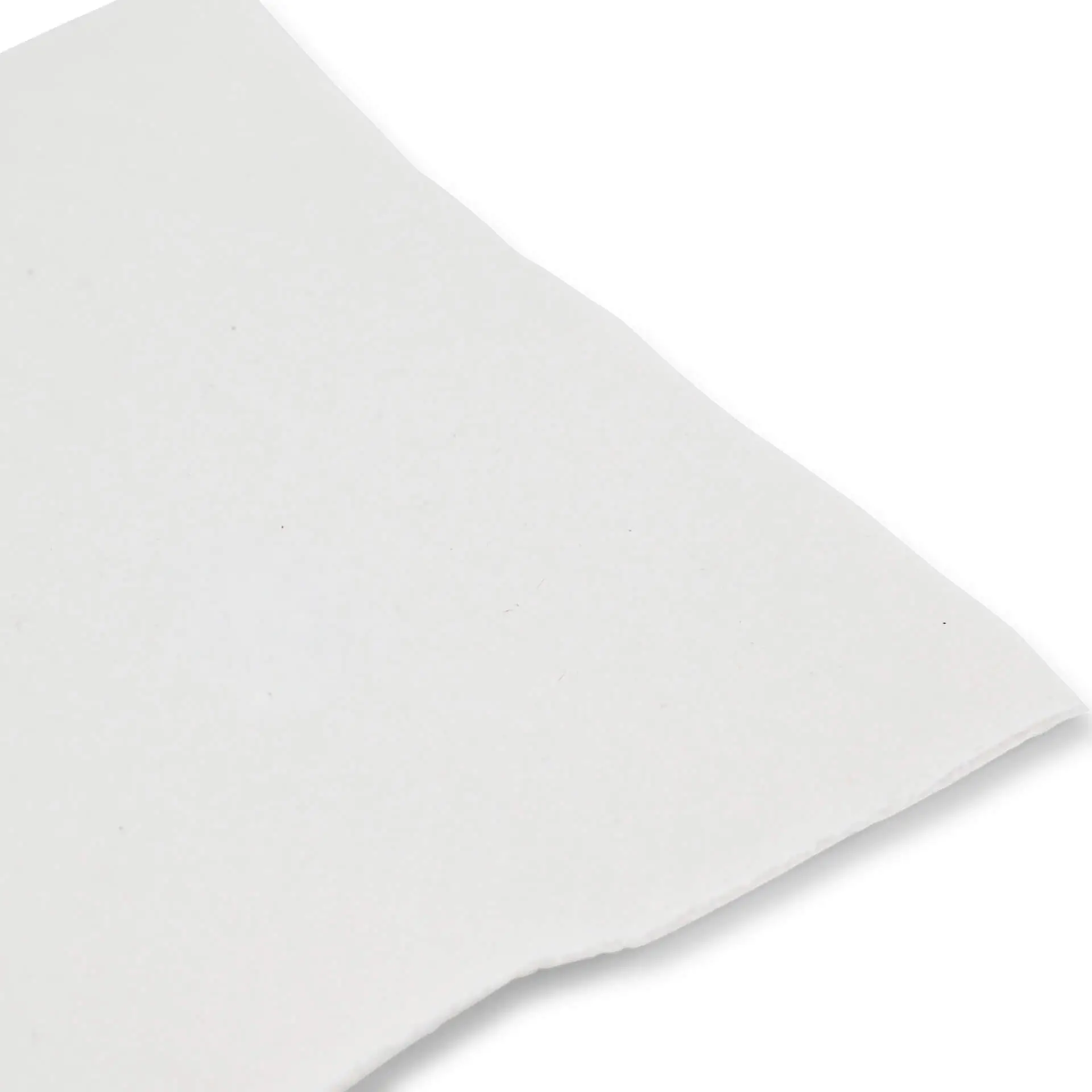 Immagine di un tovagliolo cocktail quadrato bianco a 2 veli con simbolo di riciclaggio nero visibile e testo.