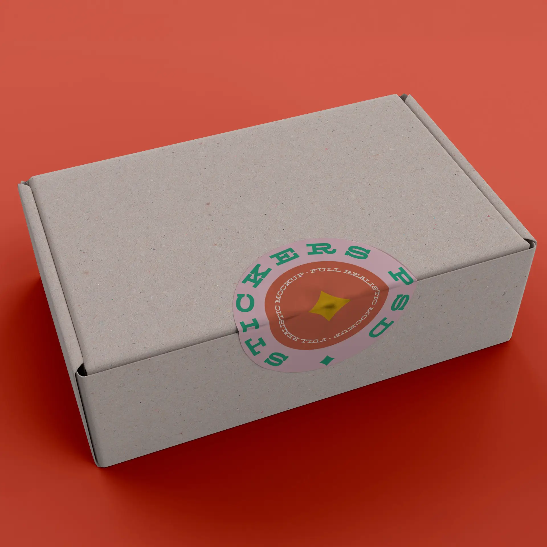 Etichetta rotonda personalizzata su una scatola in carta kraft, con un design verde e rosa, posizionata su una superficie rossa.