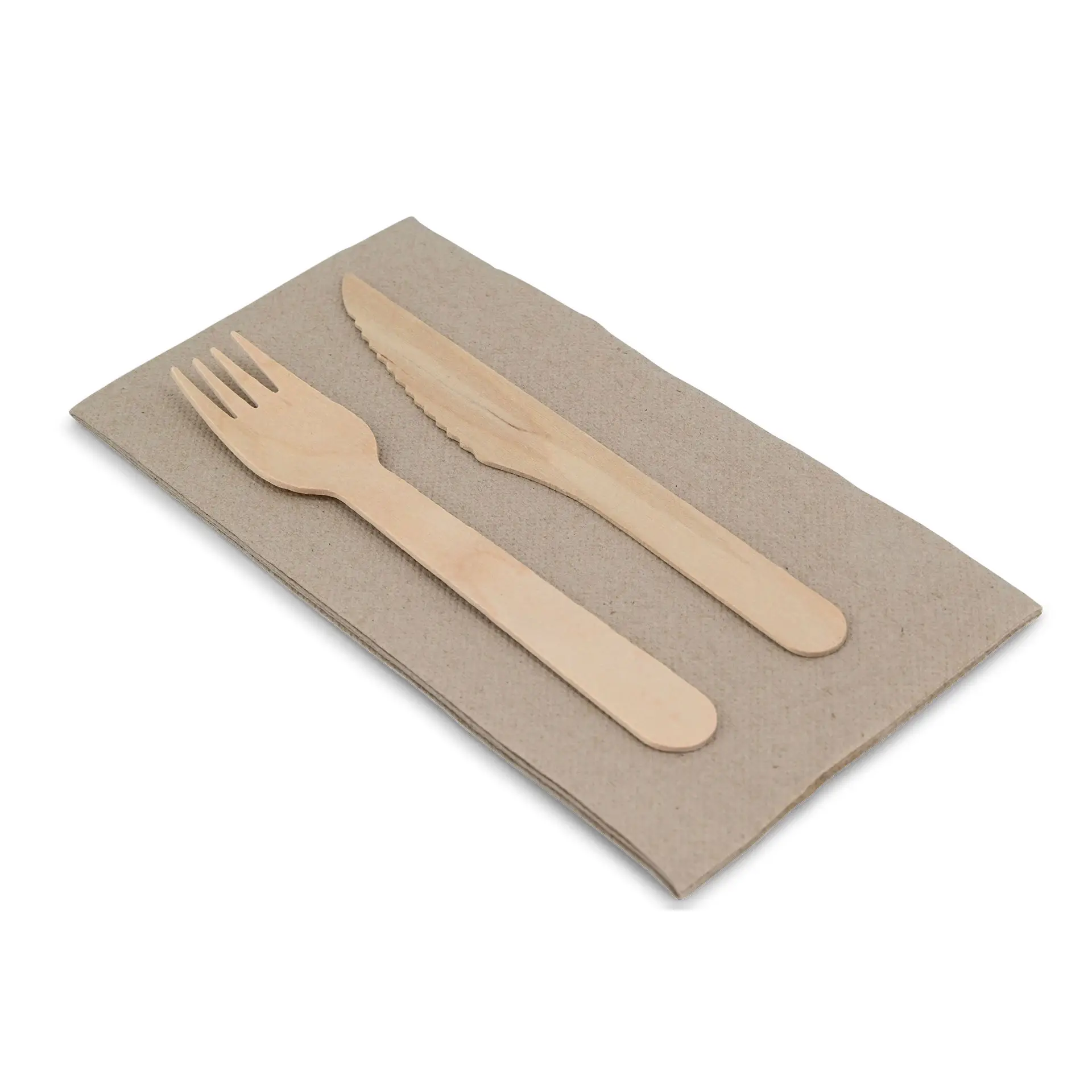 Set di forchetta e coltello in legno su un tovagliolo di carta rettangolare non sbiancato.