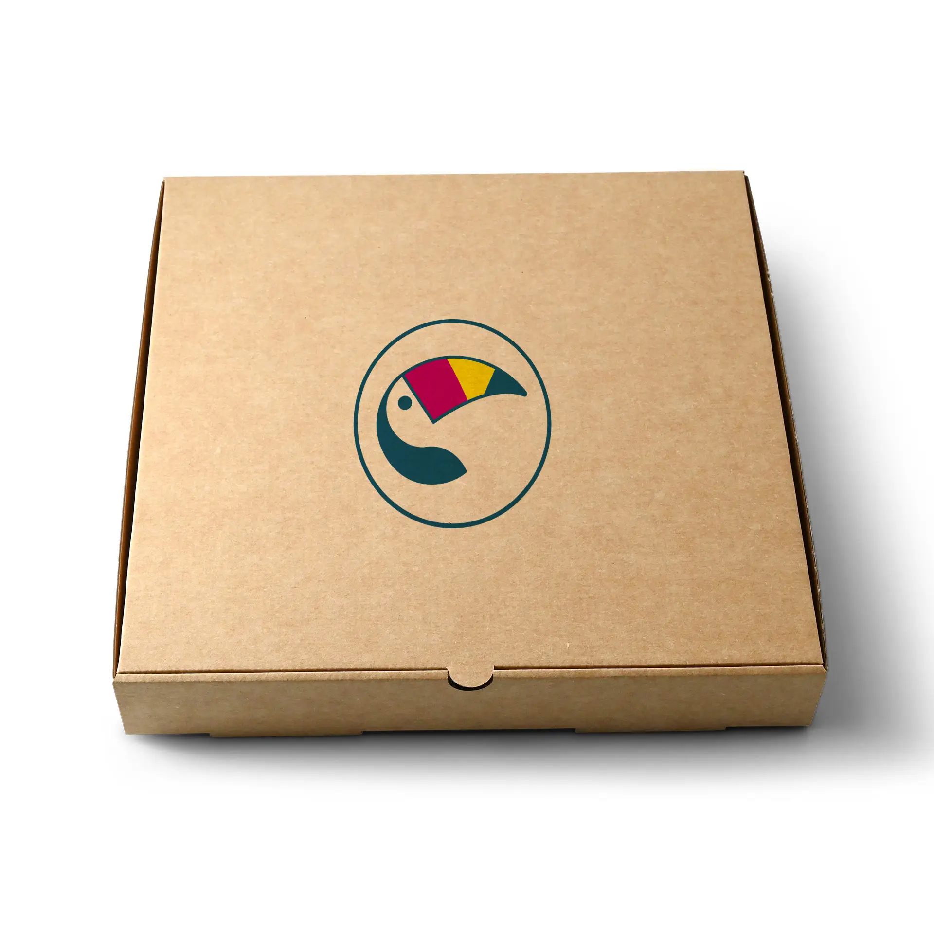 Scatola per pizza marrone con un logo circolare che presenta un design stilizzato di tucano sulla parte superiore.
