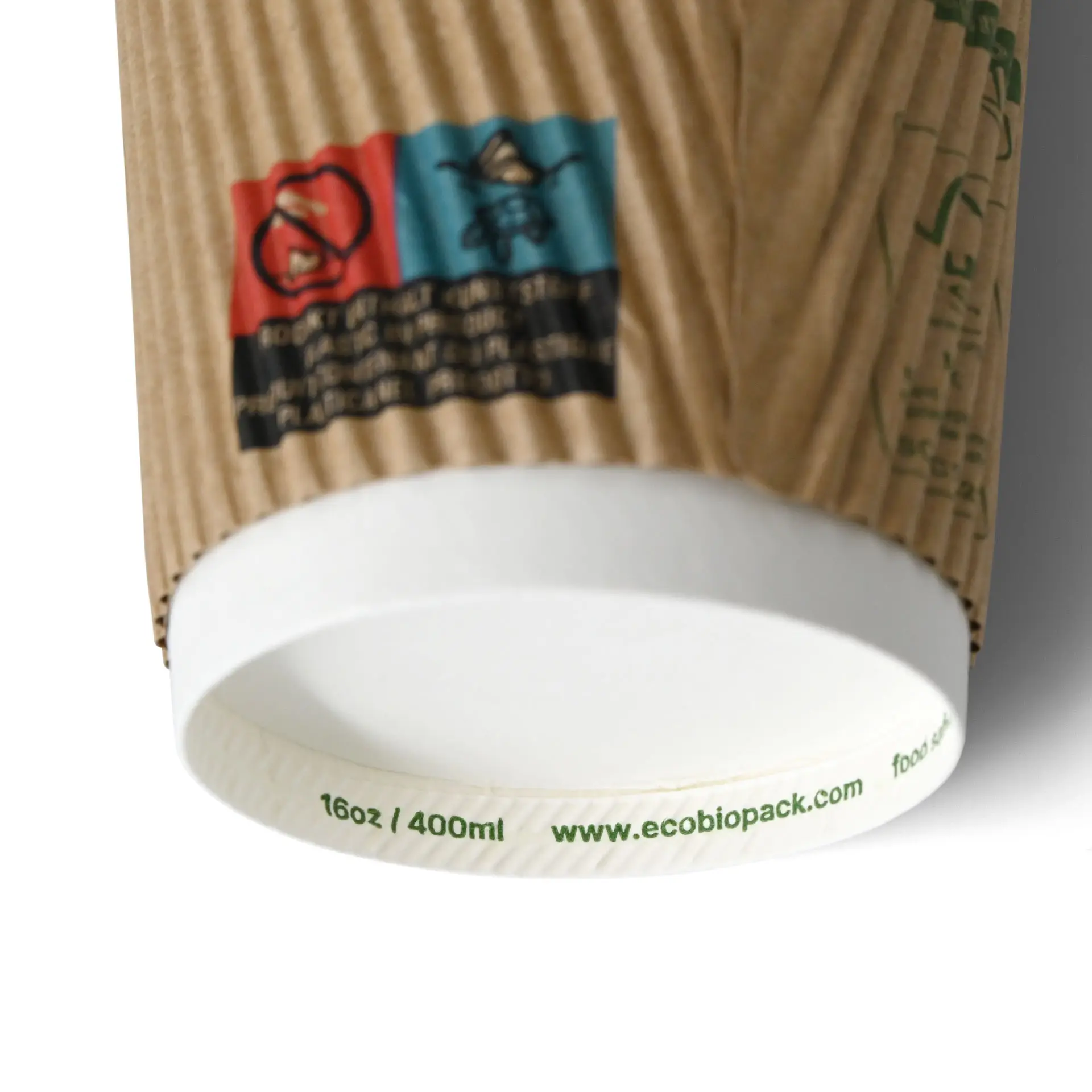 Gobelet en papier brun à rainures avec un intérieur blanc, montrant une base imprimée avec des détails de volume et un lien vers le site.