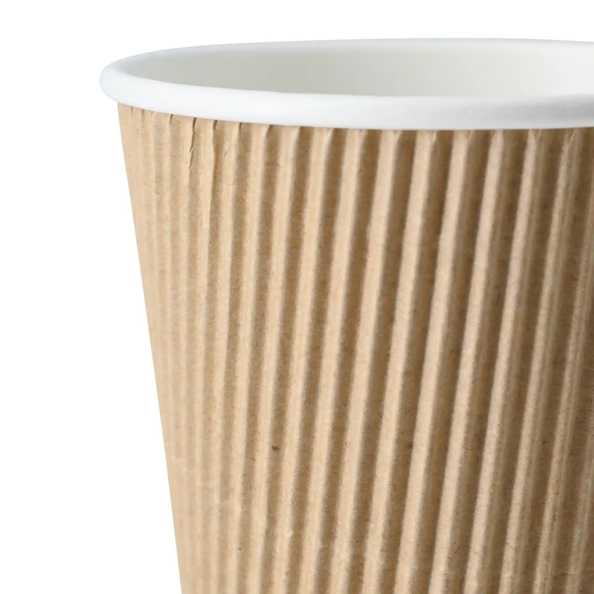 Tazza da caffè marrone con interno bianco, con scanalature all'esterno.