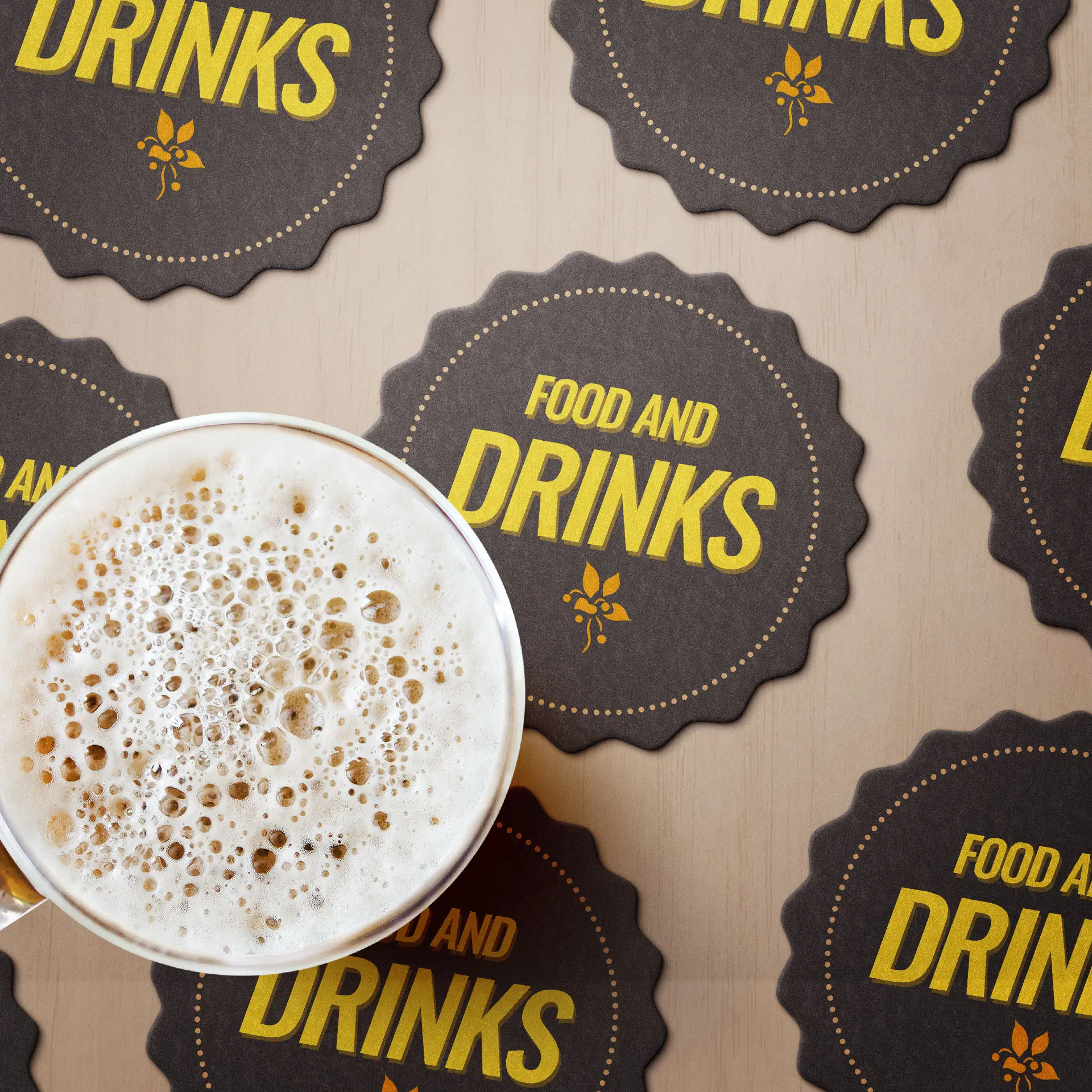 Un verre de bière placé sur plusieurs dessous de verre en forme de bouchons imprimés avec le texte "ALIMENTS ET BOISSONS."