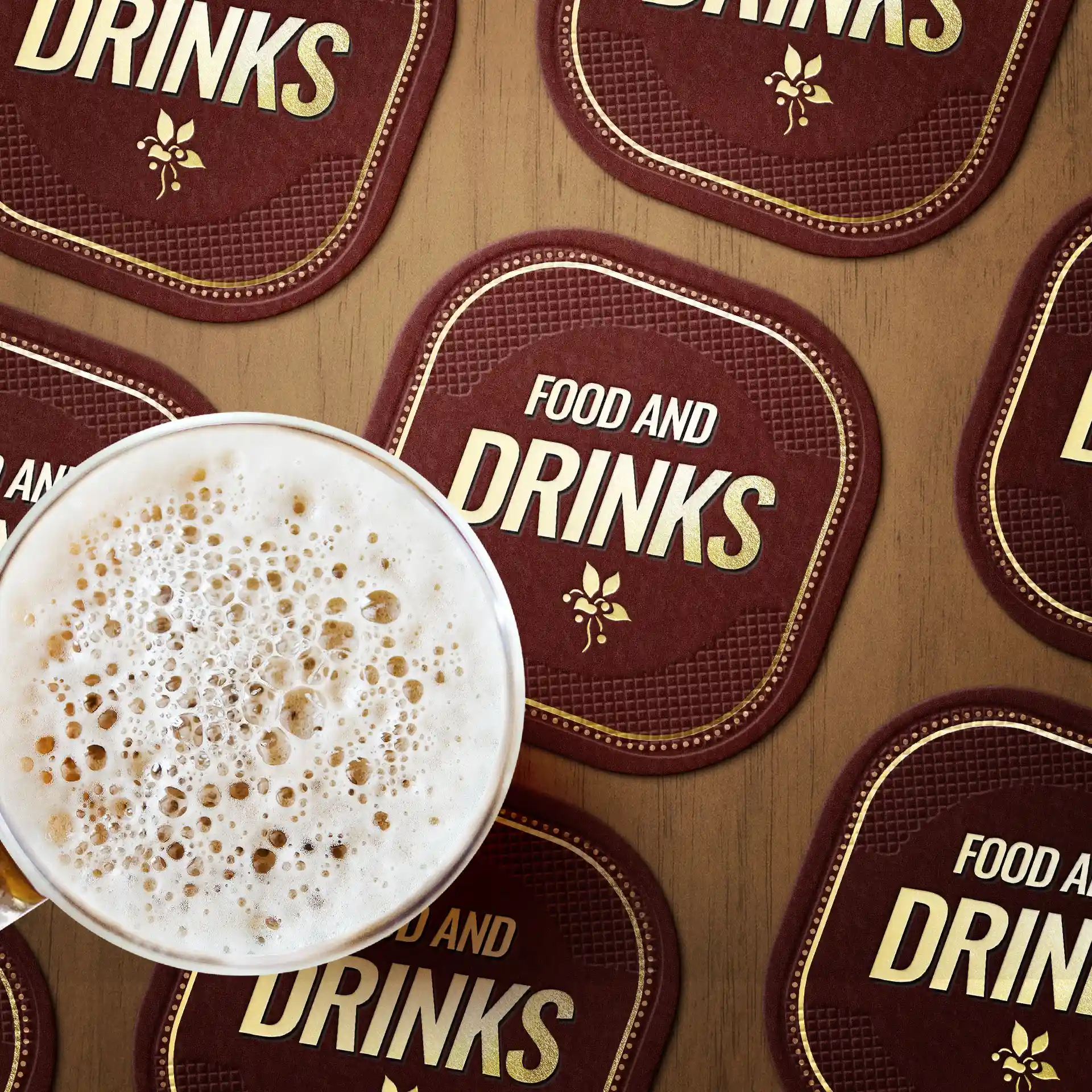 Image d'un sous-verre rond imprimé avec un verre de bière dessus, portant le texte "NOURRITURE ET BOISSONS" en or sur un fond bordeaux.