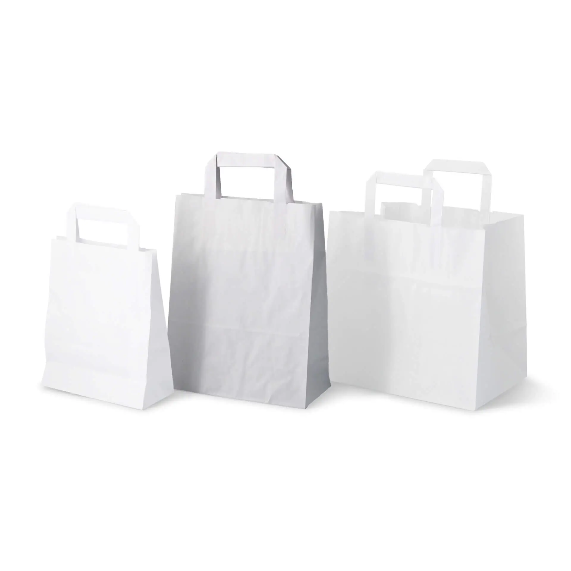 Sacs en papier blancs de trois tailles ; matériau résistant à la déchirure, adapté comme sacs de courses et de shopping.