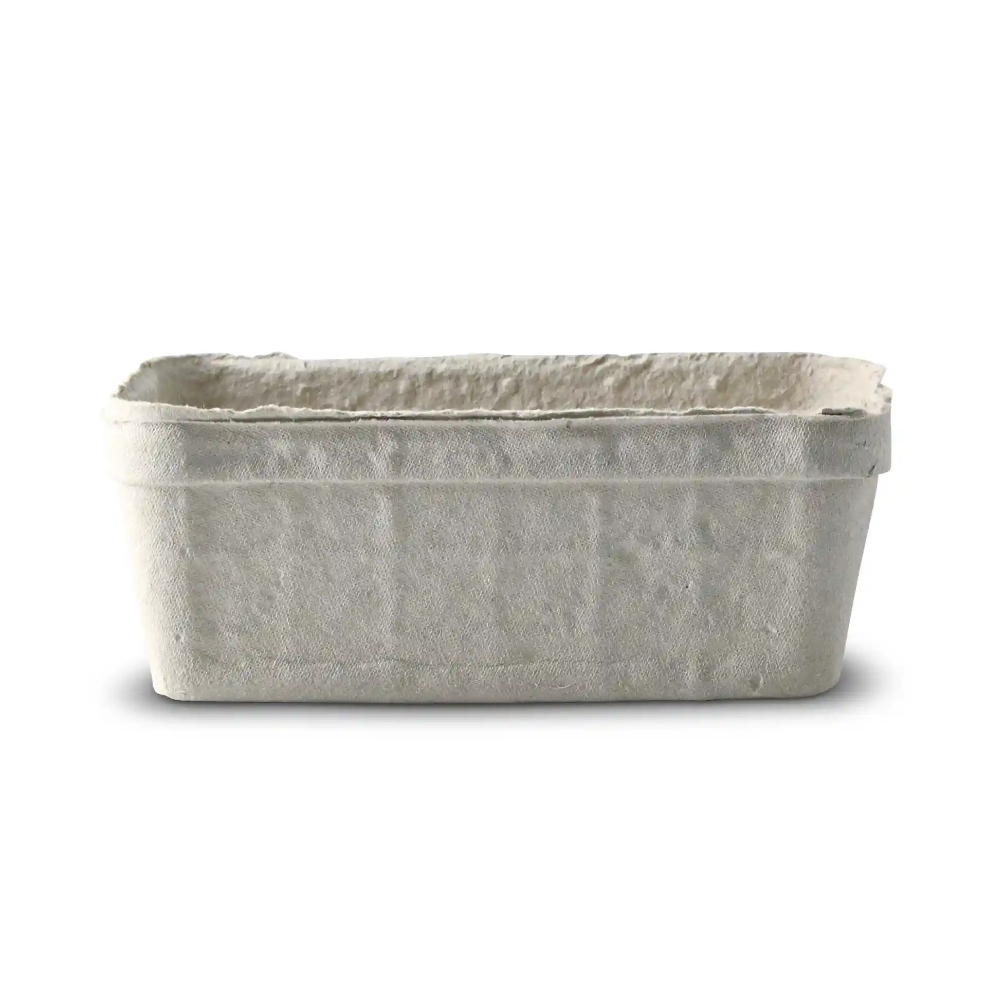 Barquette en pulpe de bois blanc de forme rectangulaire, mesurant 135 mm de long, 90 mm de large et 50 mm de haut.