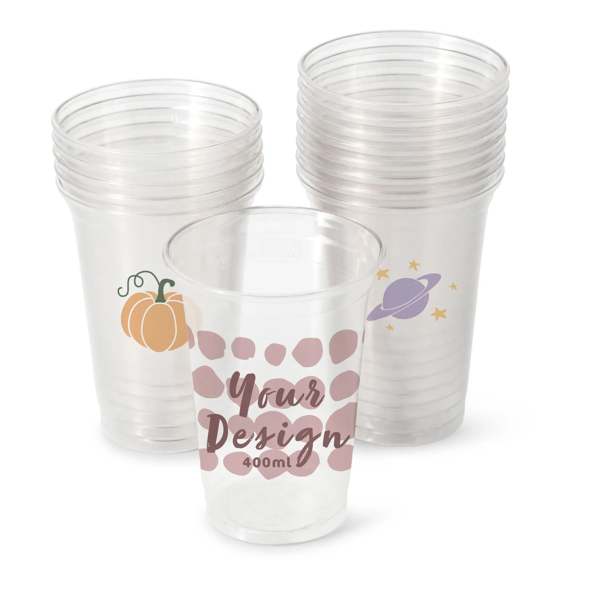 Un bicchiere rPET trasparente da 16 oz con un design che dice "Il tuo design", circondato da diversi bicchieri impilati simili con grafiche diverse.