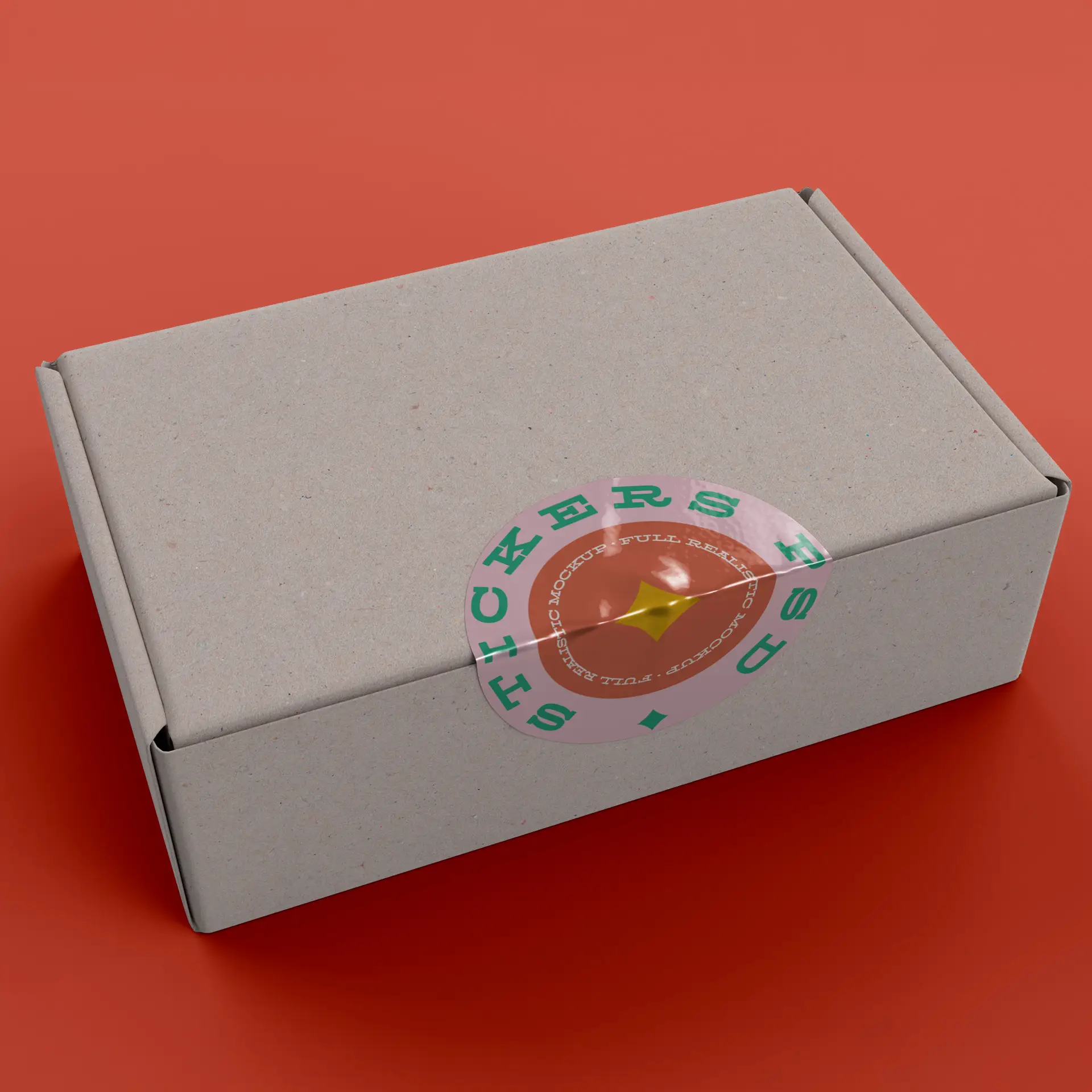 Scatola di cartone marrone con etichetta rotonda stampata con design a stella, mostrata su sfondo rosso.